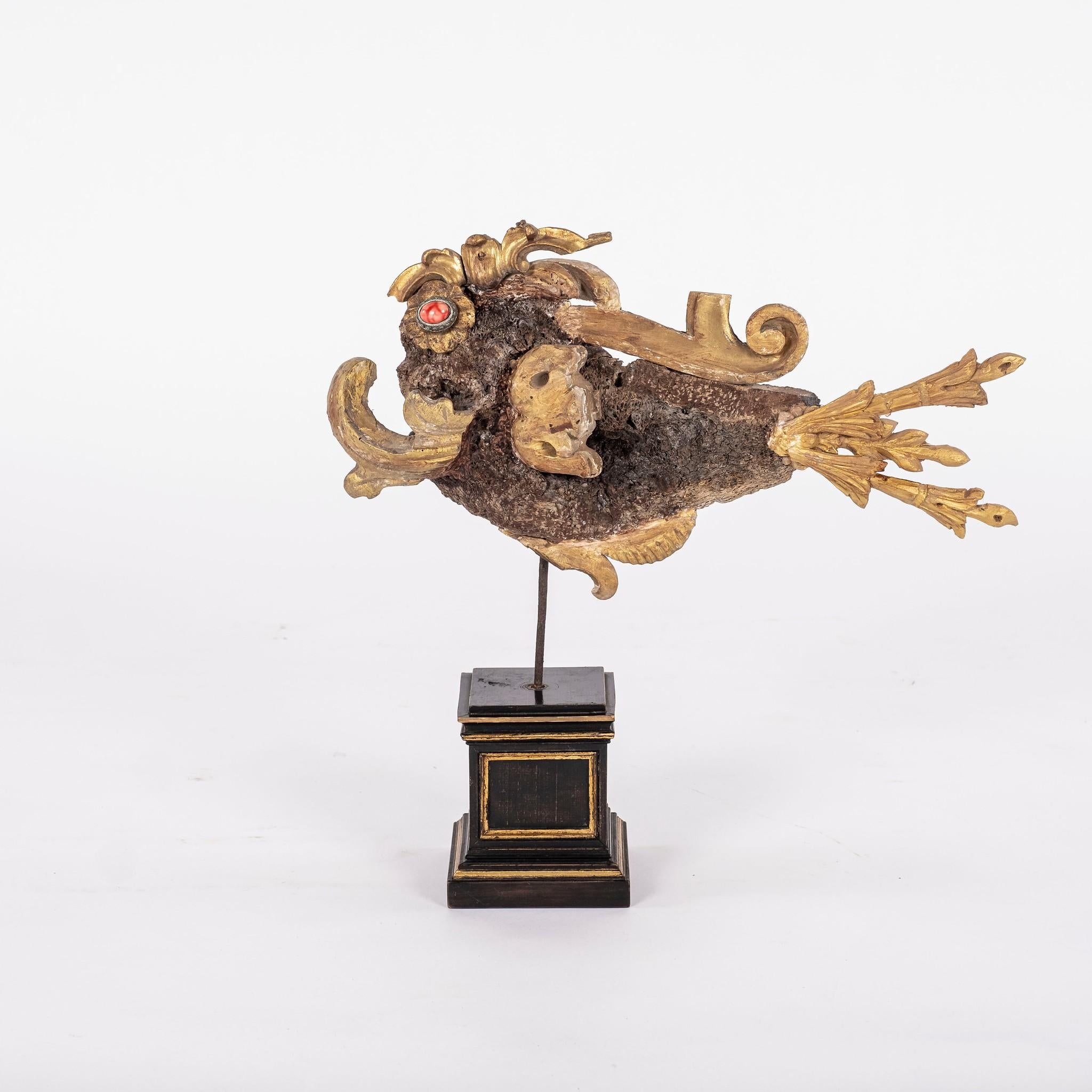 Einzigartige Holzskulptur, die aus vergoldeten Fragmenten aus dem 18. Jahrhundert geschaffen wurde.

Filippo Gherardi (geb. 1983) wurde in Livorno, Italien, geboren. Angetrieben von seiner Leidenschaft für Antiquitäten, studierte und praktizierte er