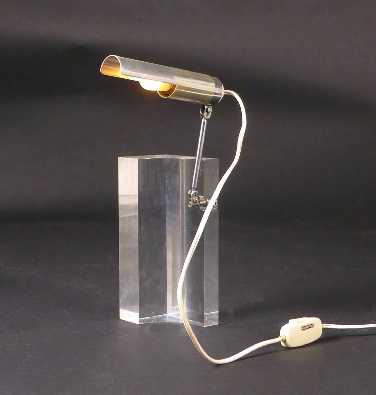 Filippo Panseca for Arteluce, Articulated Desk Light, 1960s.

The design comprises a clear perspex block with articulated aluminium arm and shade.  Both the arm and the shade adjust independently to shine and diffuse light as required.

Interior of