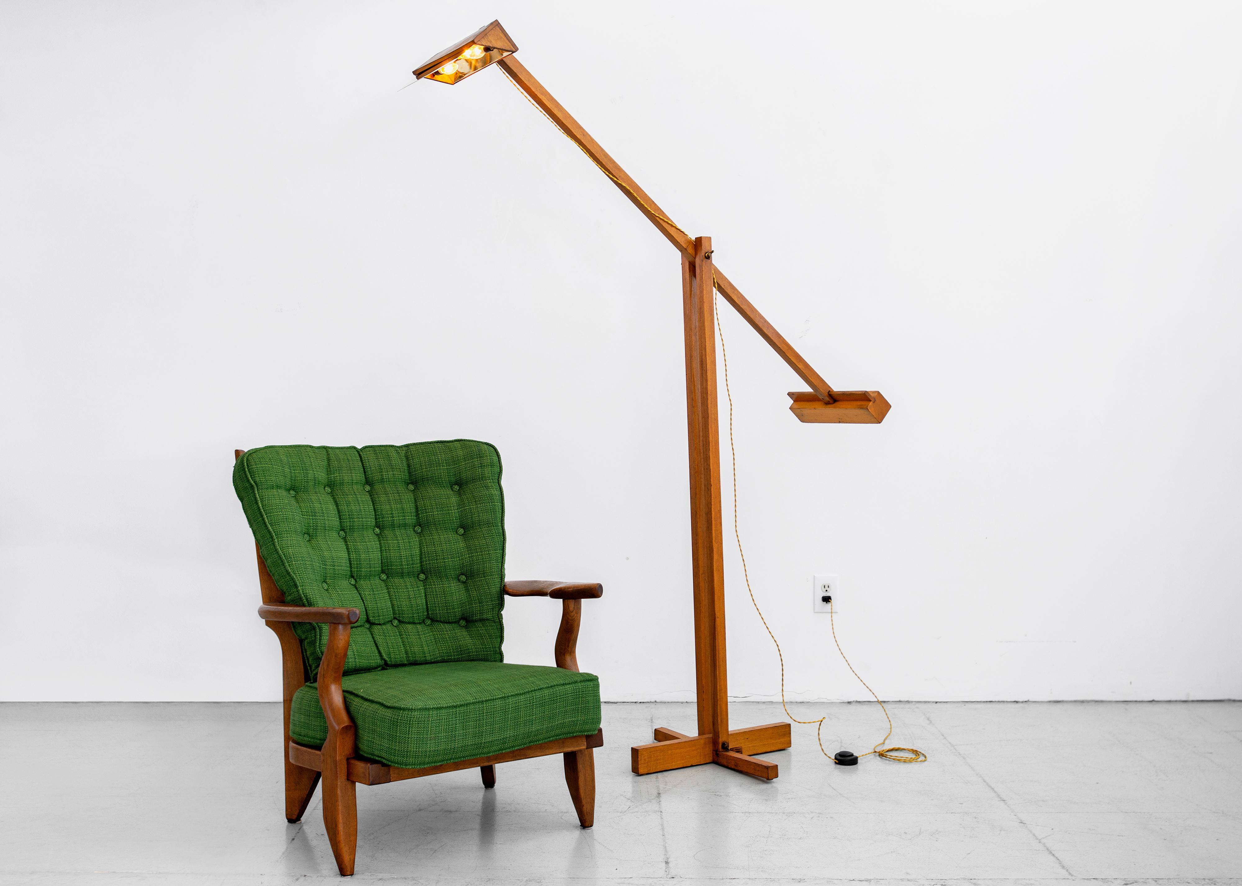 Impressively large walnut wood floor lamp designed by Filippo Panseca. Long adjustable wood arm with wooden and aluminium shade, brass screw detailing, and cross base. Newly rewired. 

Lamp can extend to 91.5