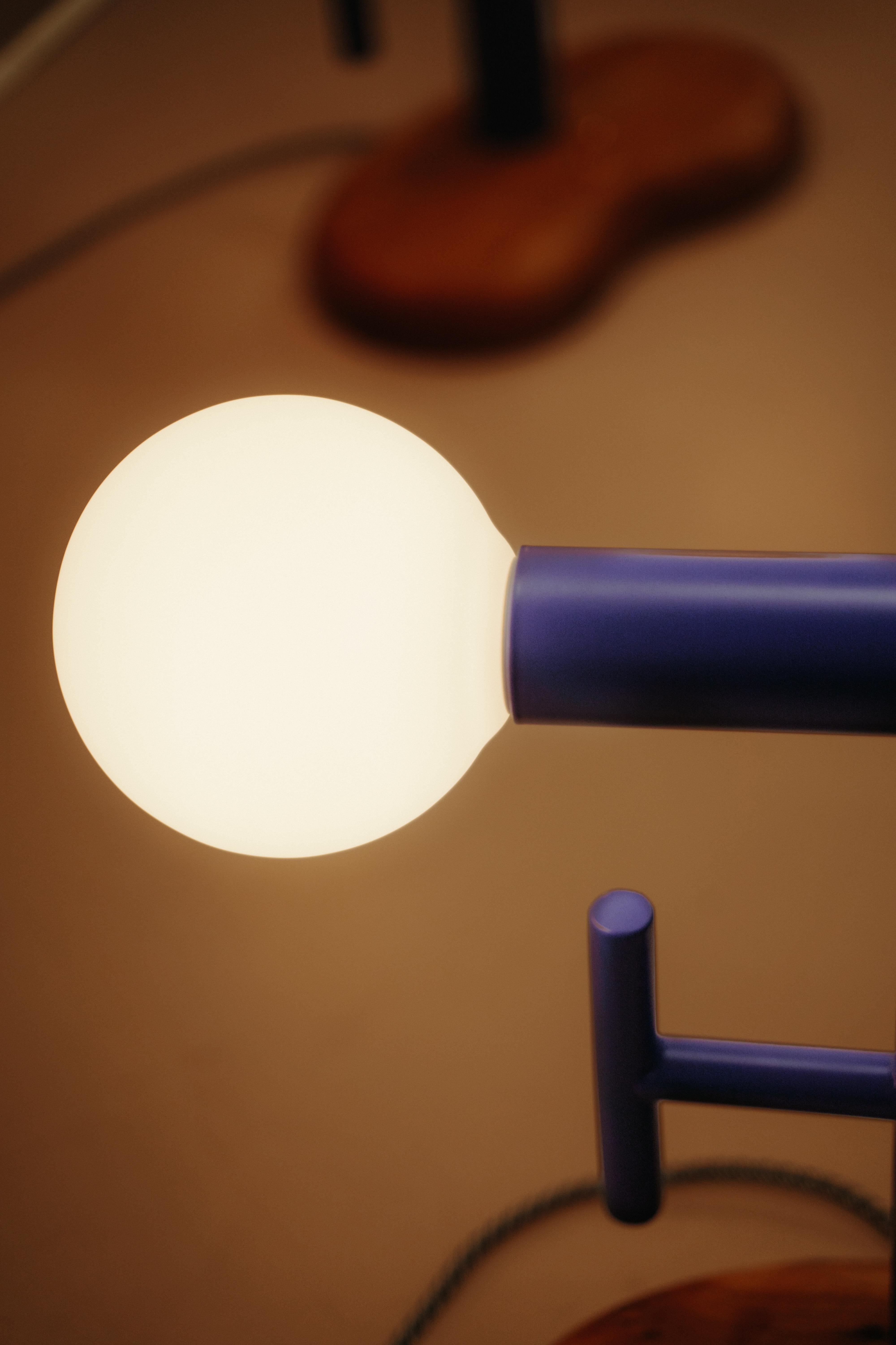 Postmoderne Lampe de table de chevet en orme espagnol massif Fillete de Marco Calhau en vente