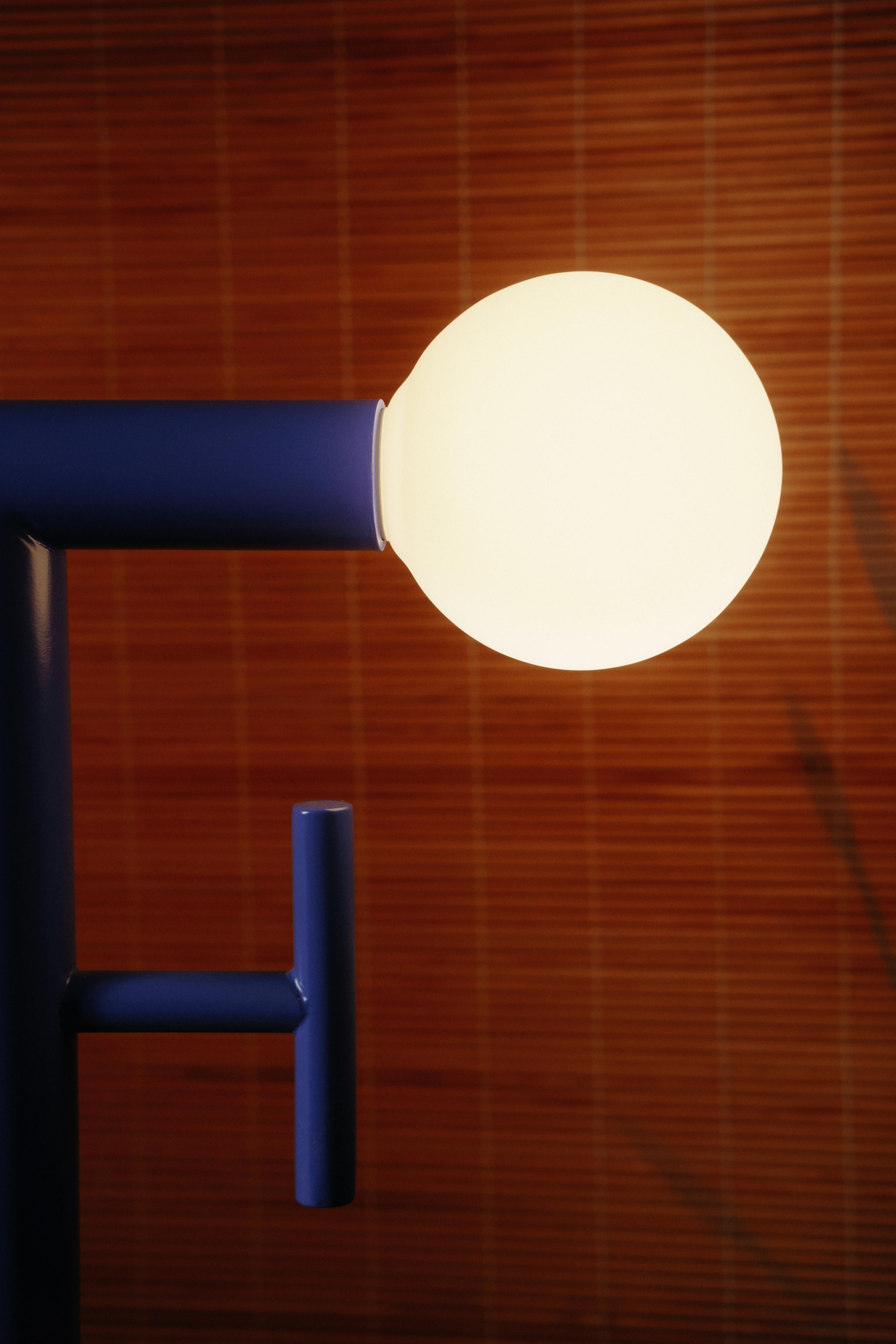 Espagnol Lampe de table de chevet en orme espagnol massif Fillete de Marco Calhau en vente
