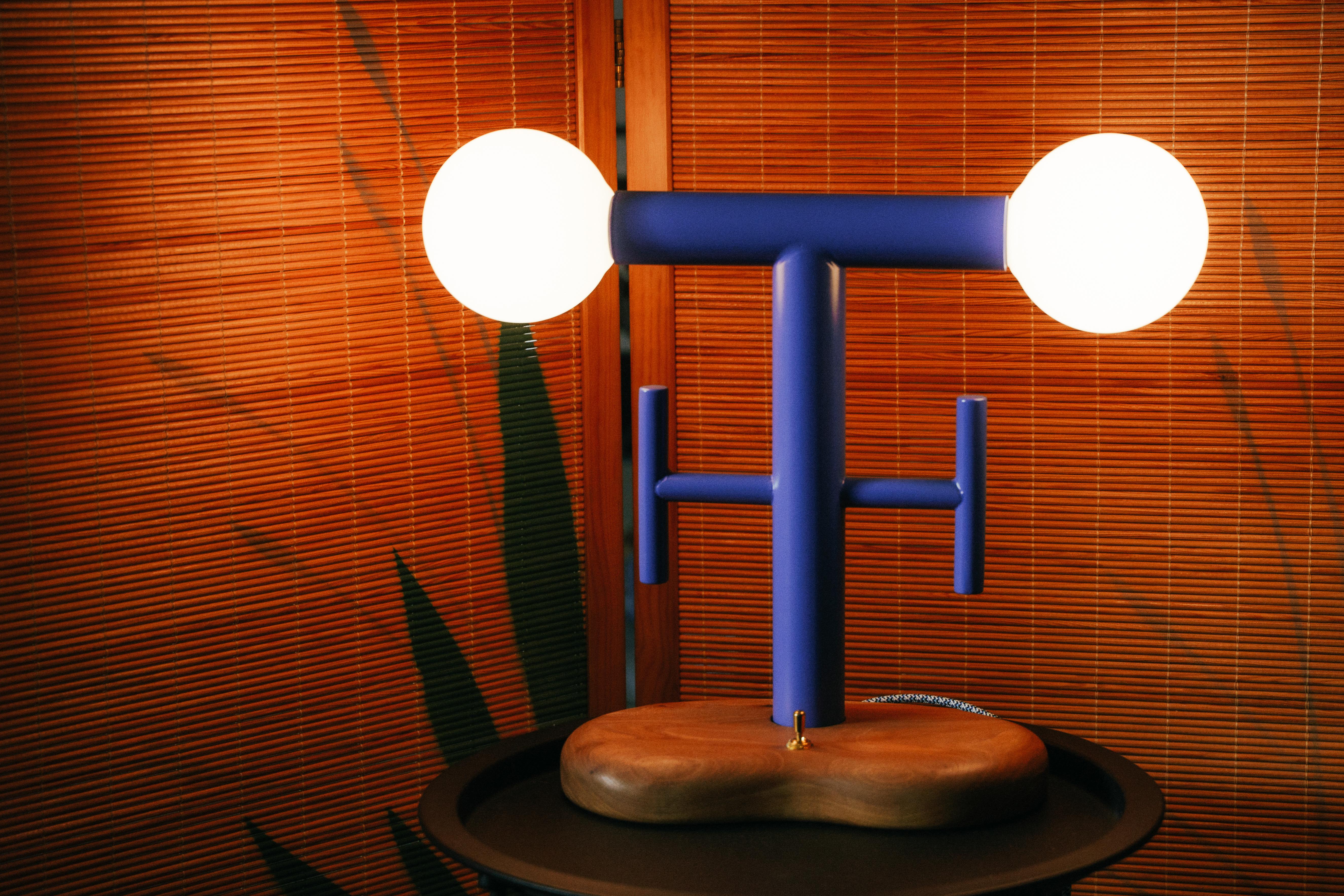 Lampe de table de chevet en orme espagnol massif Fillete de Marco Calhau Neuf - En vente à Geneve, CH