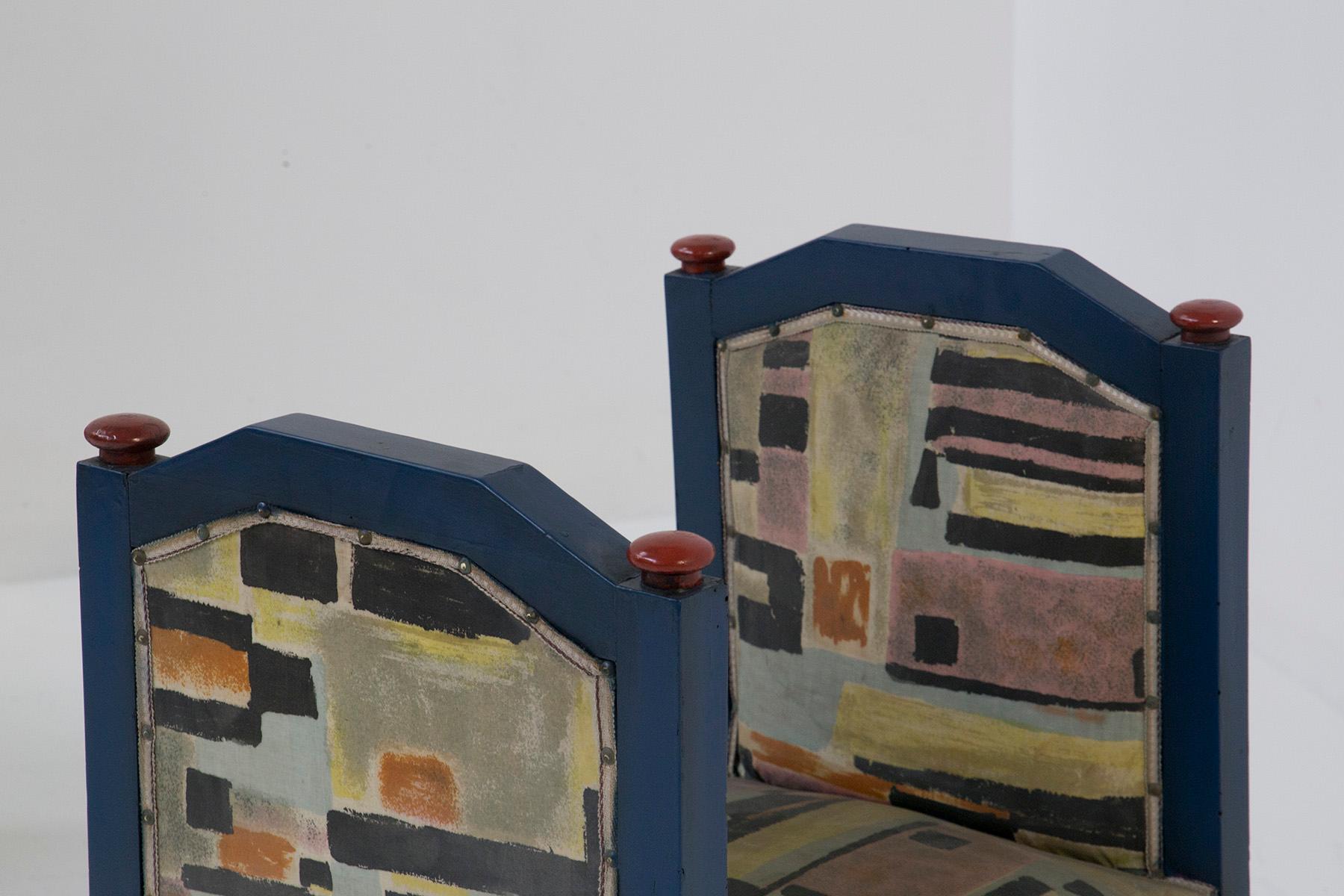 Estos taburetes, atribuidos a Fillìa Luigi Colombo, poseen un innegable encanto que cautiva tanto la vista como el alma. Fabricadas con madera pintada en cautivadores tonos azules y rojos, desprenden una energía dinámica que refleja los ideales del