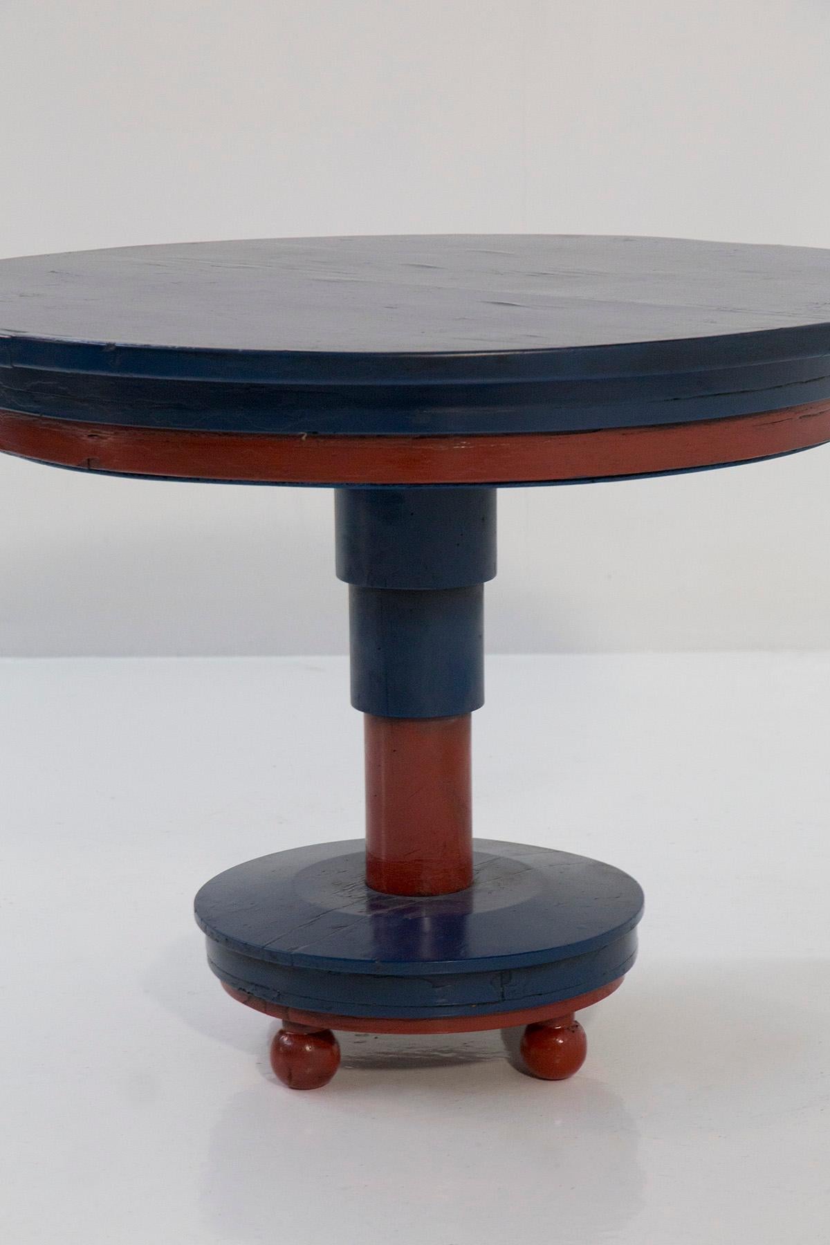Admirez l'hypnotique table basse italienne attribuée à l'habileté créative de Luigi Colombo Fillìa, créée vers 1920-1930.

Laissez-vous séduire par cette création extraordinaire, réalisée avec passion et finesse. Fabriquée en bois peint dans des