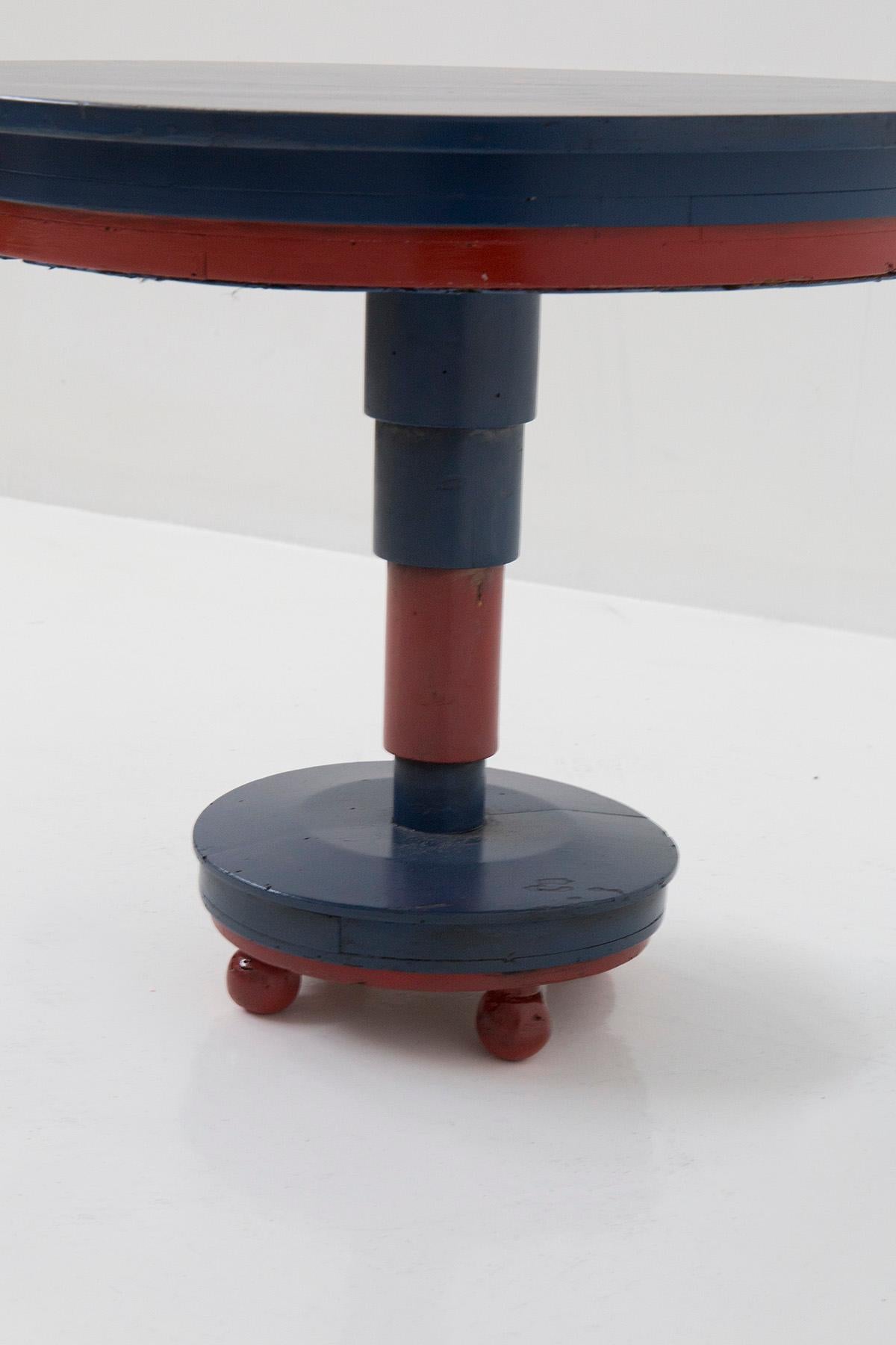 Admirez l'hypnotique table basse italienne attribuée à l'habileté créative de Luigi Colombo Fillìa, créée vers 1920-1930.

Laissez-vous séduire par cette création extraordinaire, réalisée avec passion et finesse. Fabriquée en bois peint dans des