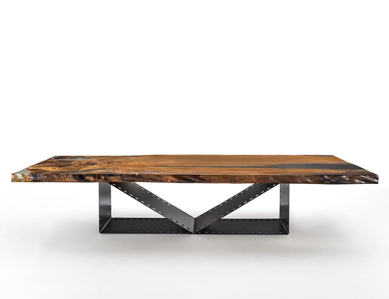 Dining table film roll kauri with iron base
forged like a film roll and with a solid kauri
wood top with high quality resin.
Exceptional piece.
