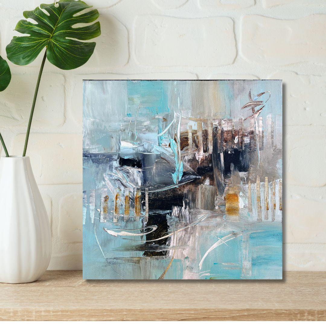 Esta obra dinámica y abstracta se creó utilizando pinturas acrílicas de alta calidad. Protegida con un revestimiento UV transparente y montada en un lienzo envuelto para galería con los lados pintados de negro, está firmada en el reverso y lista