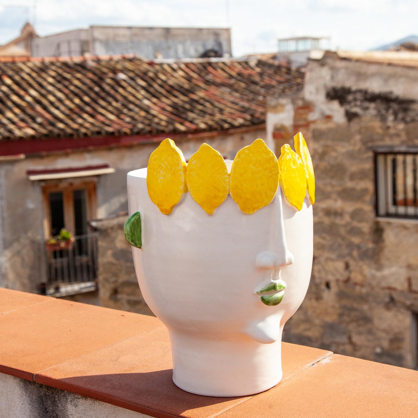 Ce vase en forme de tête, entièrement unique, en céramique blanche mate, a été fabriqué à la main en hommage à la valeur folklorique des marchés de rue siciliens. Son design anthropomorphique a été inspiré par Filomena, une vendeuse ambulante de