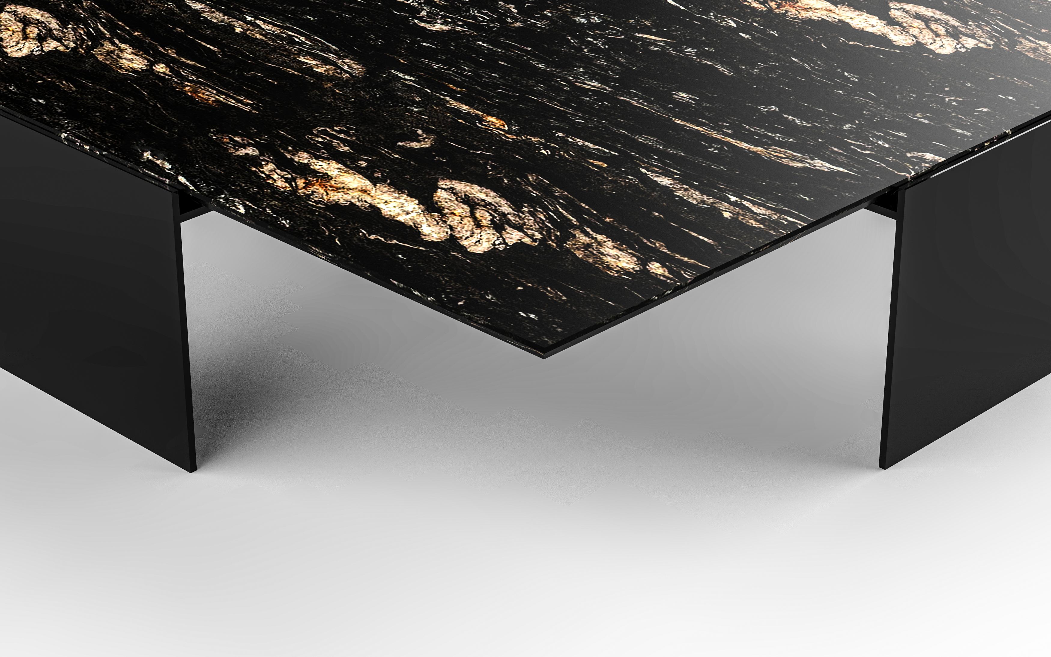 Des éléments en pierre et en métal fabriqués à la main soulignent la forme pure de la table à cocktail Fin de Chai Ming Studios.
Reposant sur un cadre architectural en acier, le plateau en pierre en porte-à-faux présente un bord biseauté de