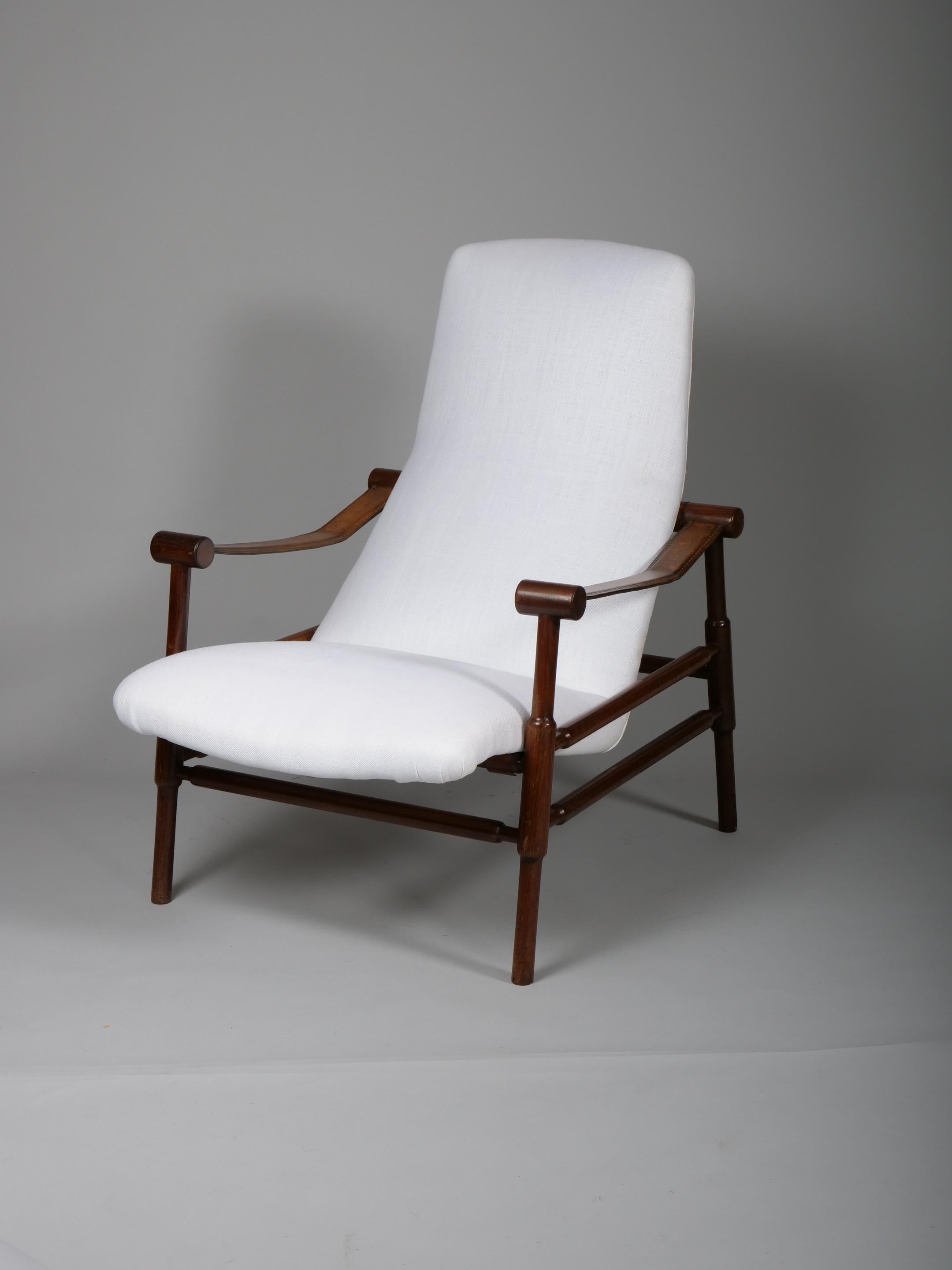 Schöner Sessel.  

Leder, Nussbaumholz und Polsterung aus cremefarbenem Leinenstoff

