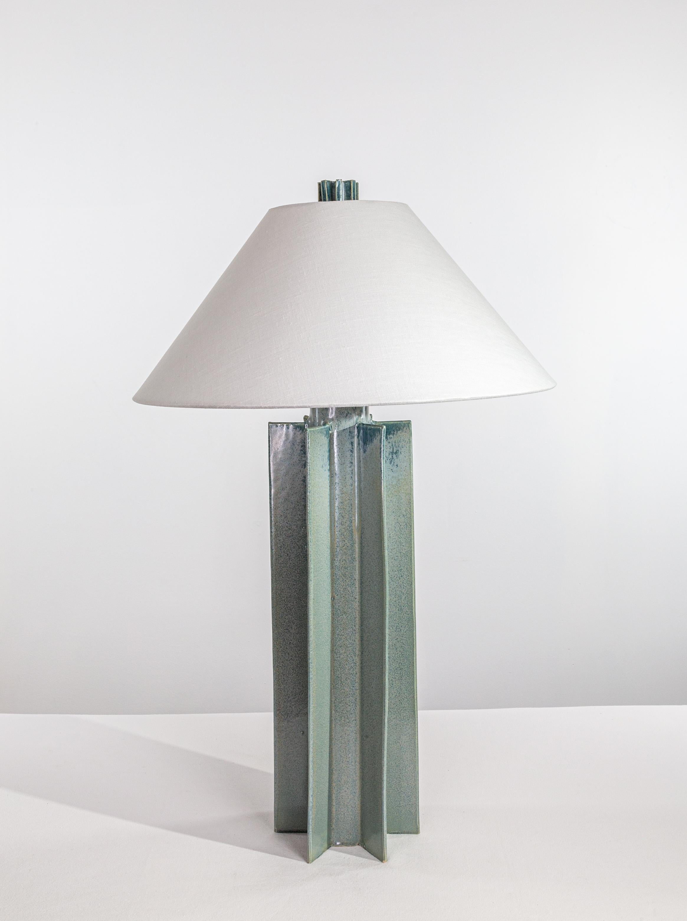 Lámpara de mesa FIN Shade, Azure Icefall, lámpara de cerámica hecha a mano por Kalin Asenov en venta 4