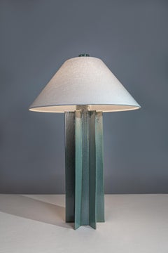 Lampada da tavolo FIN Shade, azzurra, costruita a mano in ceramica da Kalin Asenov