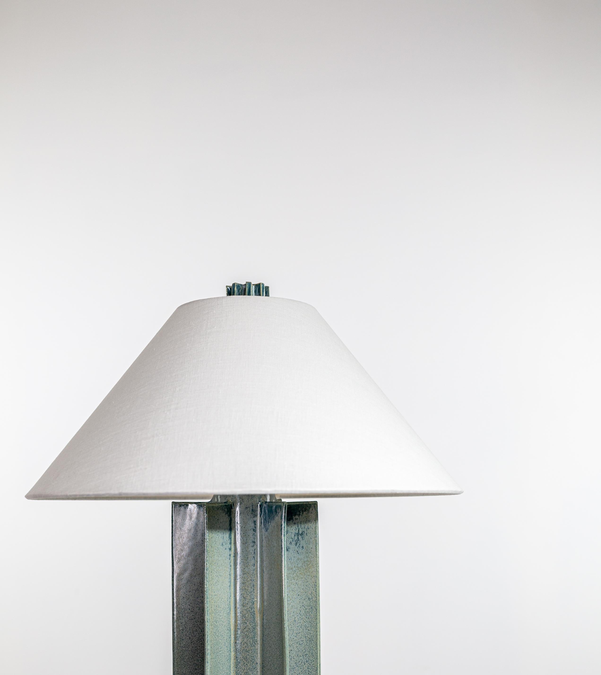 Lámpara de mesa FIN Shade, Azure Icefall, lámpara de cerámica hecha a mano por Kalin Asenov Estadounidense en venta