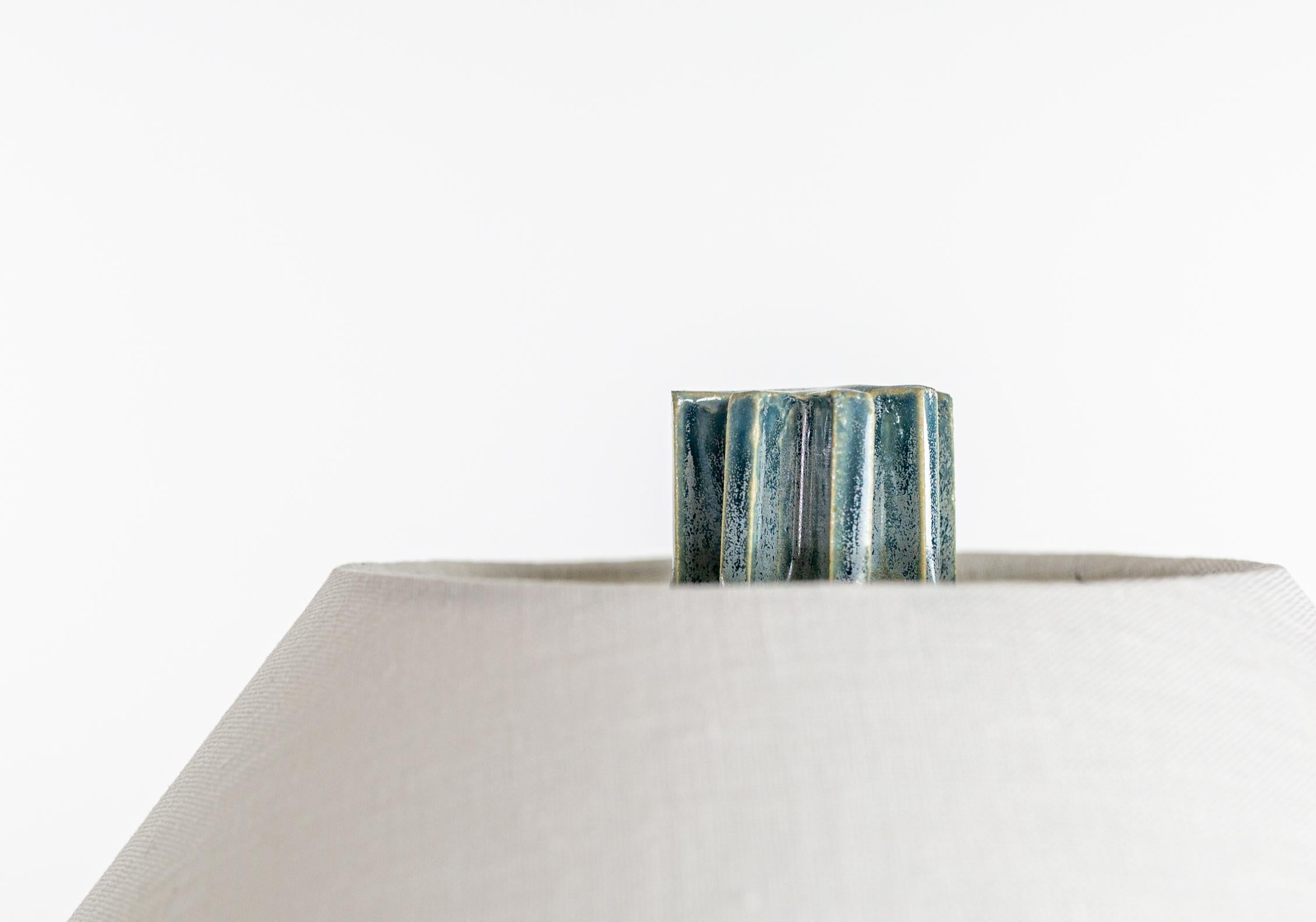 Lámpara de mesa FIN Shade, Azure Icefall, lámpara de cerámica hecha a mano por Kalin Asenov Tallado a mano en venta