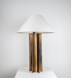 Lampada da tavolo in ceramica con paralume FIN, oro con smalto nero, di Kalin Asenov