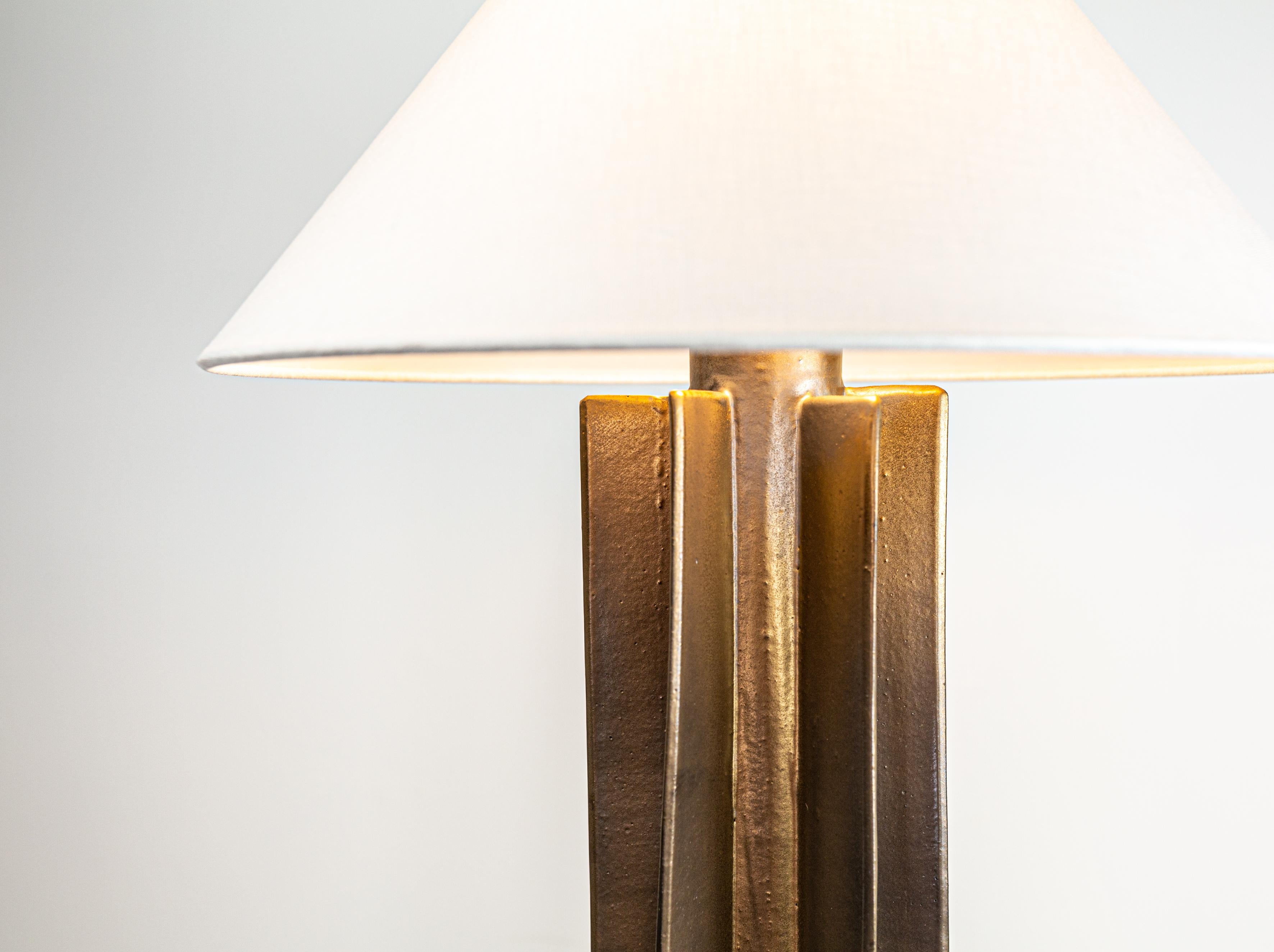 Lámpara de mesa FIN Shade, acabado esmaltado dorado, lámpara de cerámica hecha a mano por Kalin Asenov Tallado a mano en venta