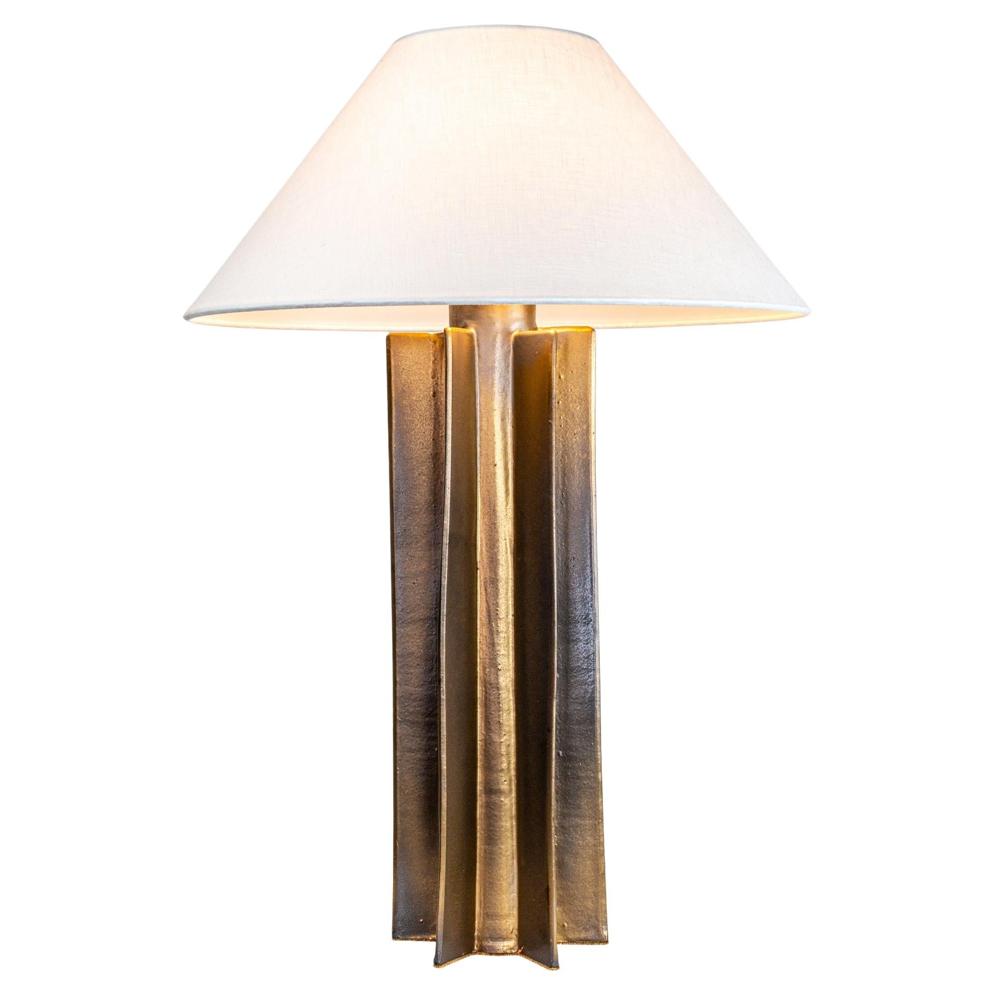Lampada da tavolo con paralume FIN, finitura smaltata oro, lampada in ceramica costruita a mano da Kalin Asenov