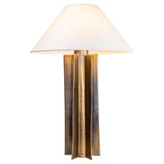 Lampada da tavolo con paralume FIN, finitura smaltata oro, lampada in ceramica costruita a mano da Kalin Asenov