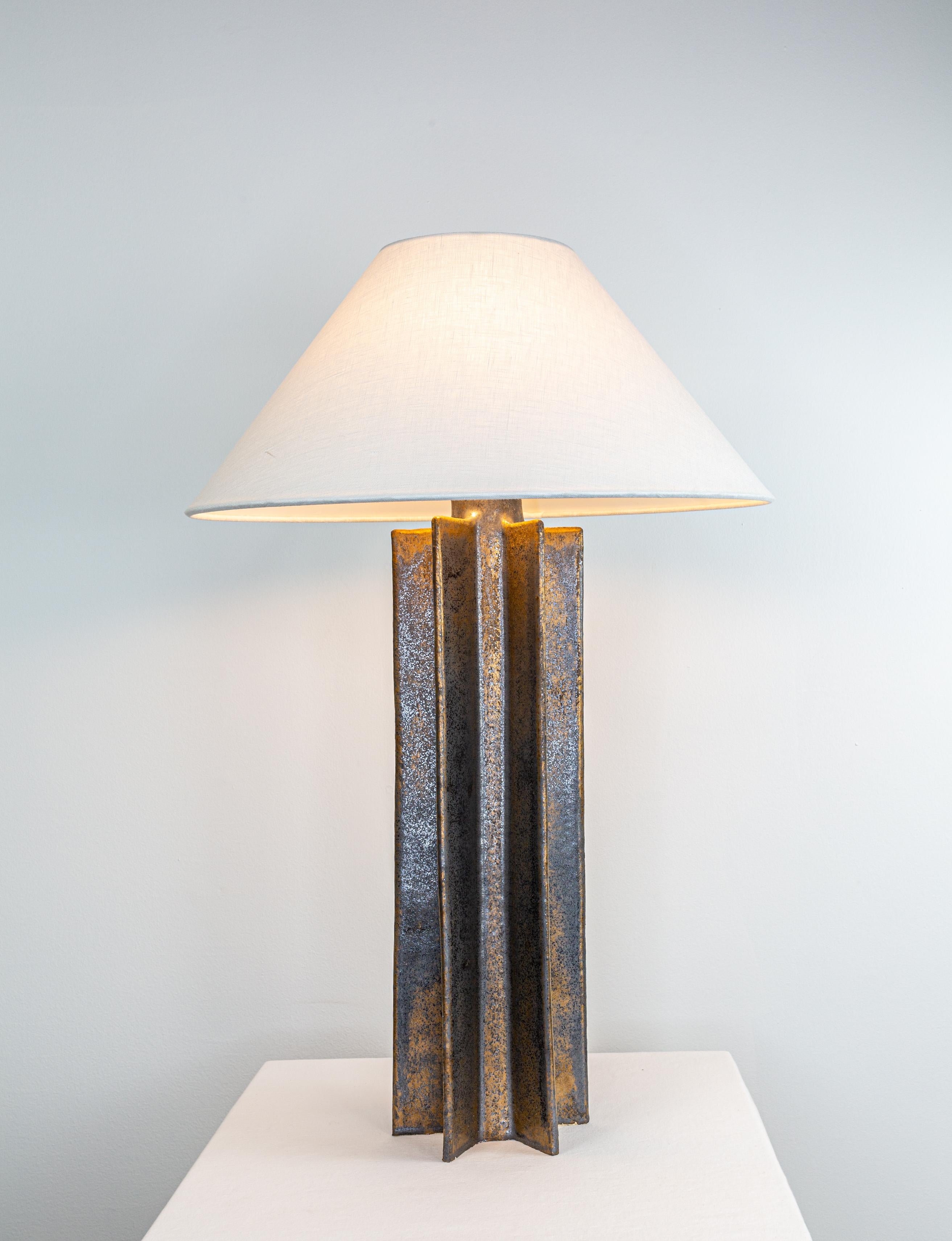 FIN _SHADE_Noir Polvere di stelle
Un raffinato smalto nero, delicatamente punteggiato d'oro, che emana un'aria sofisticata ed elegante.


Nello studio di Kalin Asenov, situato a Savannah, GA, ogni pezzo è meticolosamente realizzato a mano con la