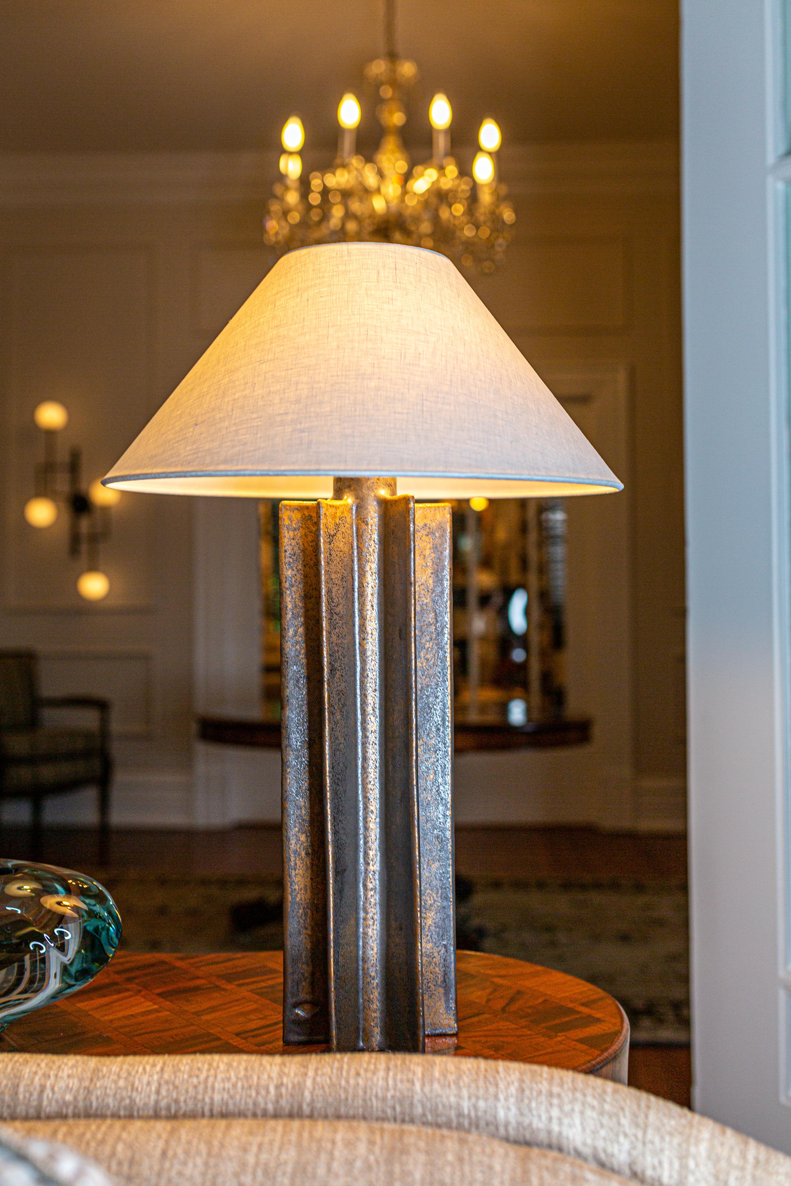 Moderno Lampada da tavolo FIN Shade, Noir Stardust, lampada in ceramica costruita a mano da Kalin Asenov in vendita