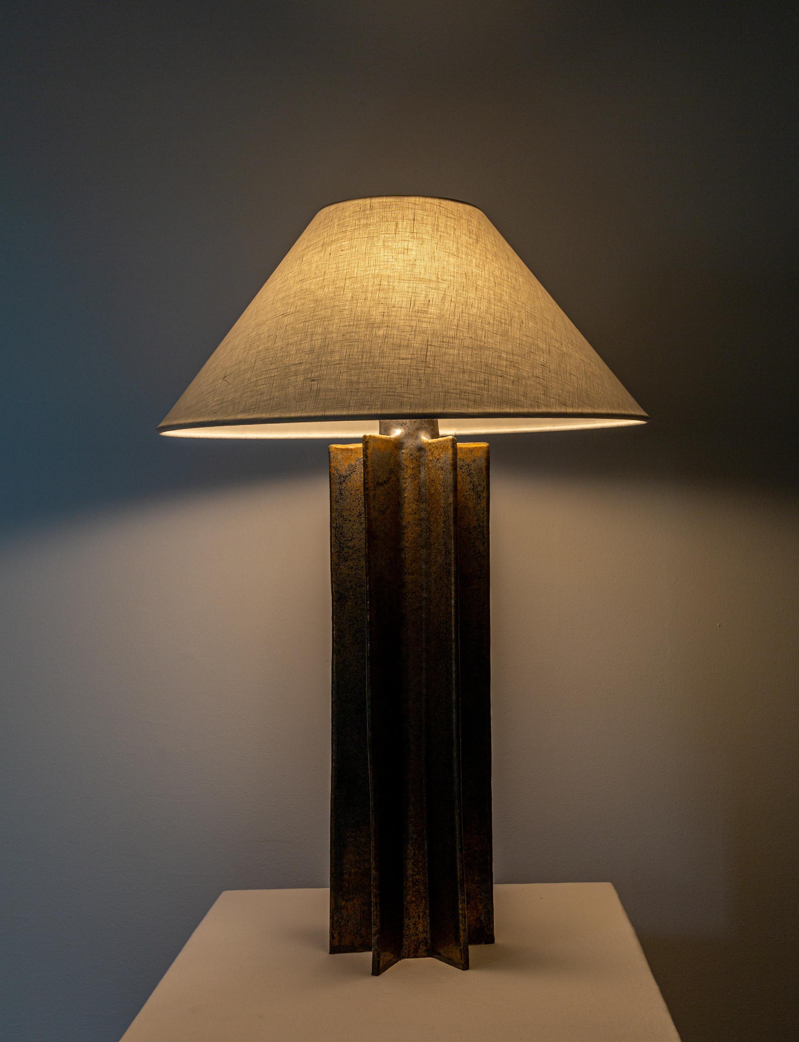 Intagliato a mano Lampada da tavolo FIN Shade, Noir Stardust, lampada in ceramica costruita a mano da Kalin Asenov in vendita