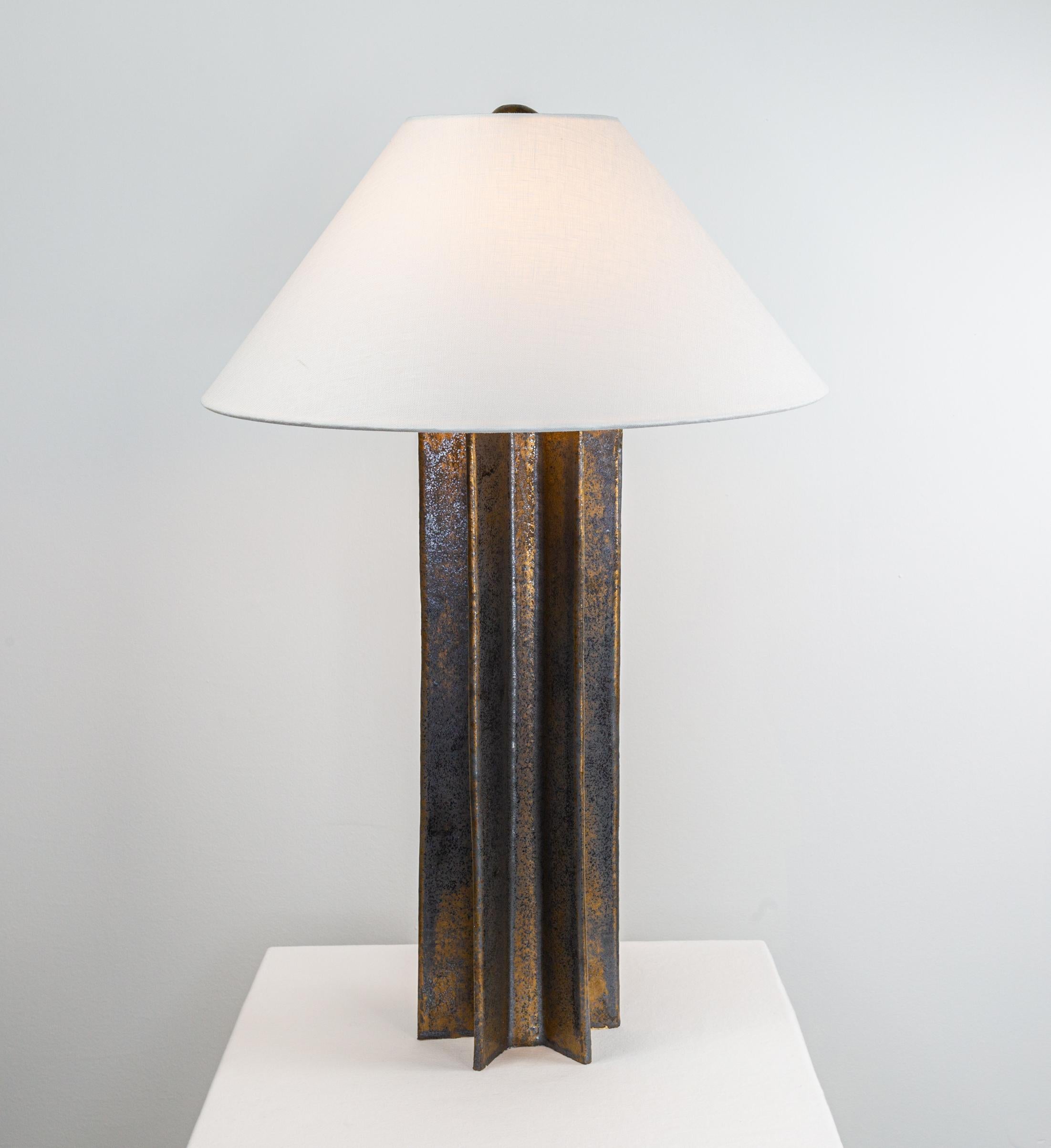 Lampada da tavolo FIN Shade, Noir Stardust, lampada in ceramica costruita a mano da Kalin Asenov In condizioni Nuovo in vendita a Savannah, GA
