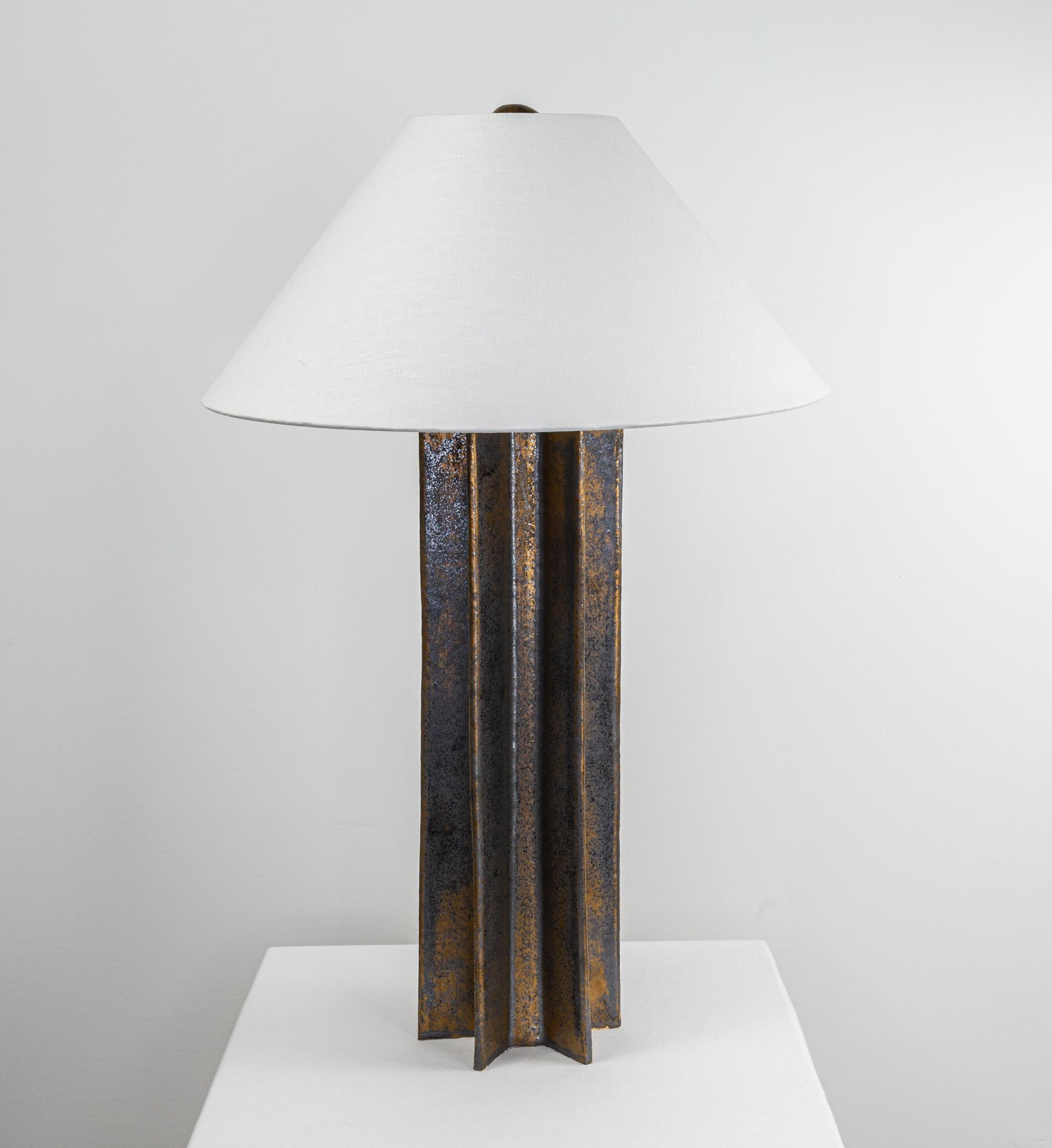 Ceramica Lampada da tavolo FIN Shade, Noir Stardust, lampada in ceramica costruita a mano da Kalin Asenov in vendita