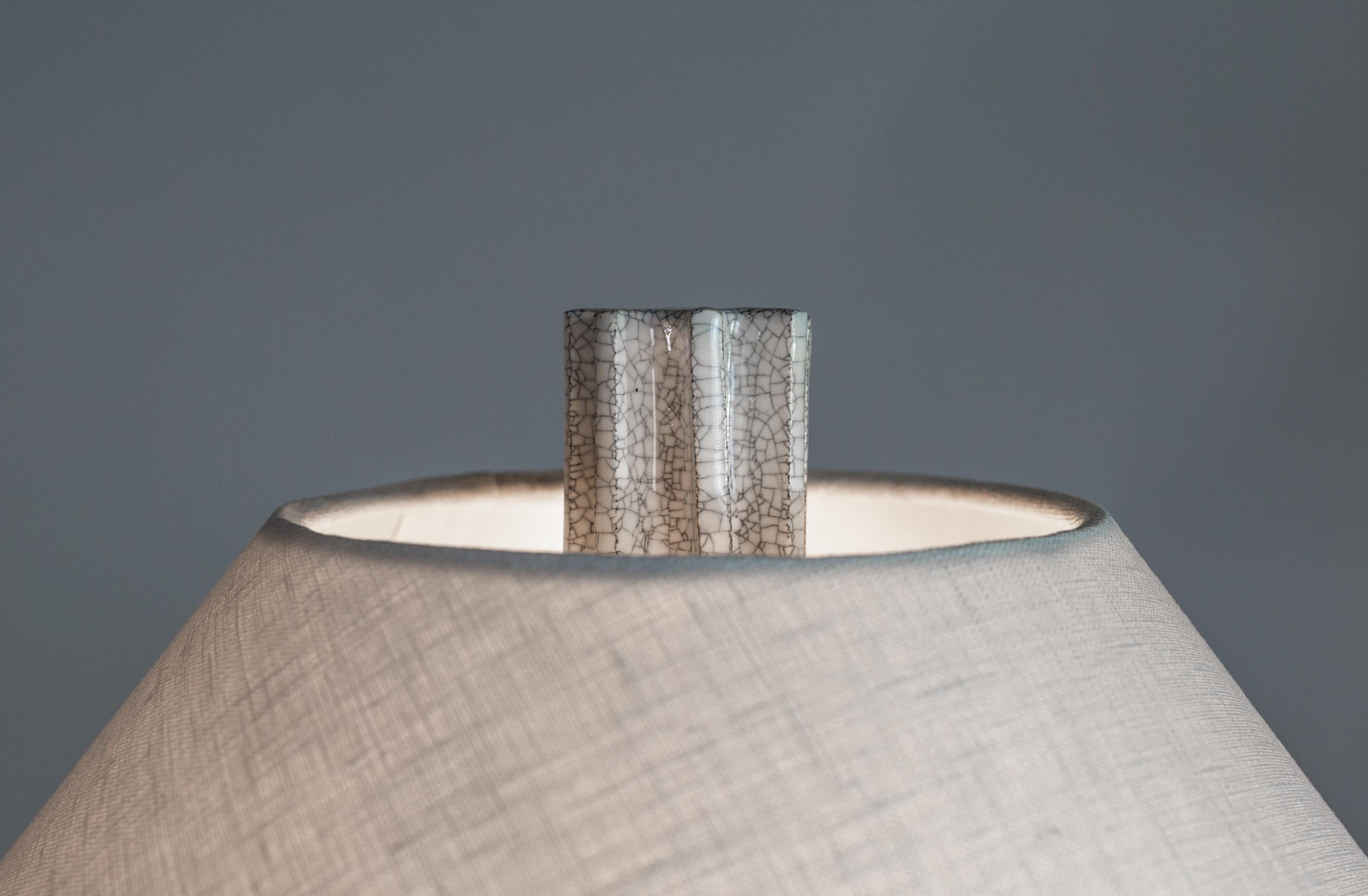 Lámpara de mesa FIN Shade, Snowdrift Lace, lámpara de cerámica hecha a mano por Kalin Asenov Tallado a mano en venta
