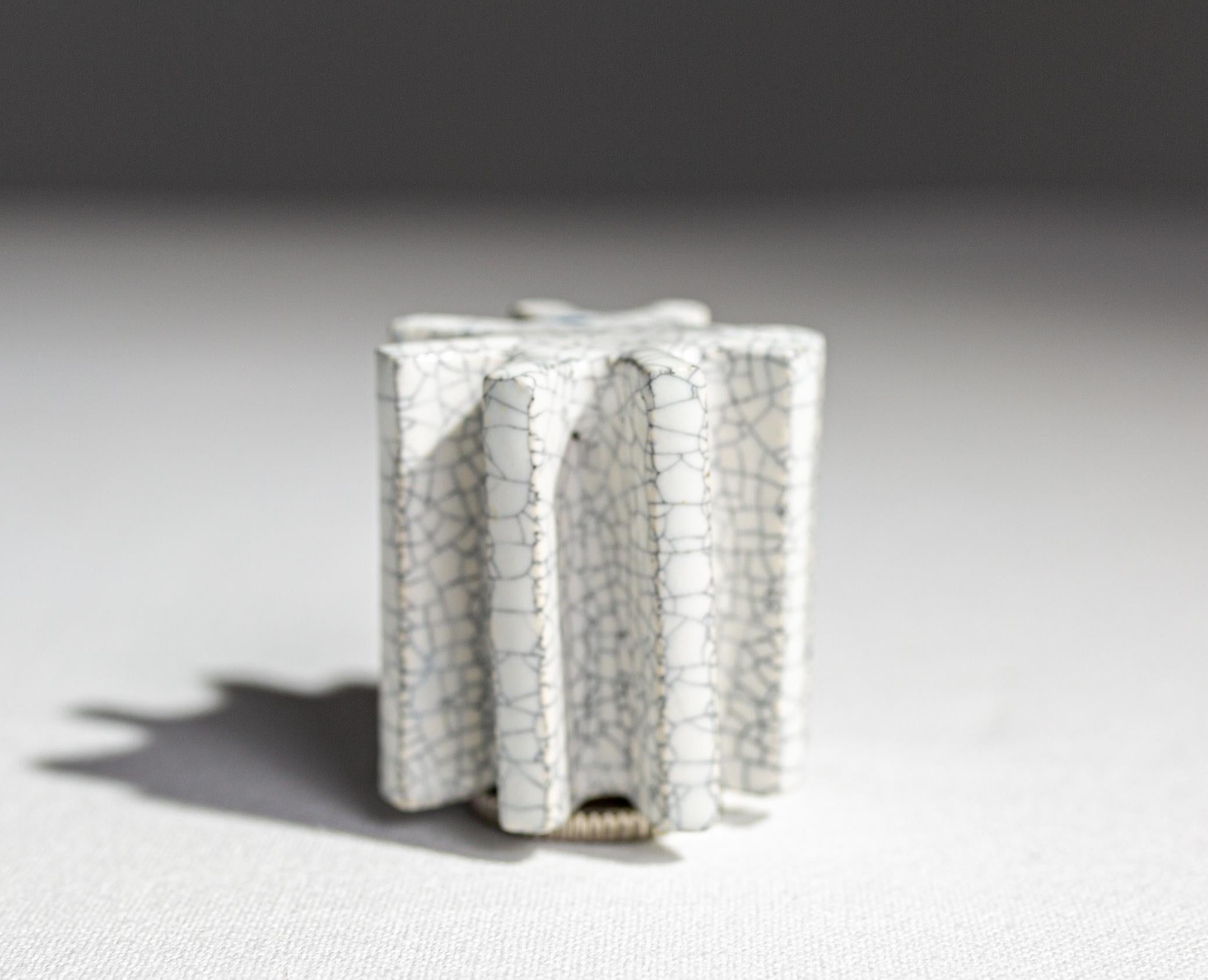 Lámpara de mesa FIN Shade, Snowdrift Lace, lámpara de cerámica hecha a mano por Kalin Asenov Siglo XXI y contemporáneo en venta