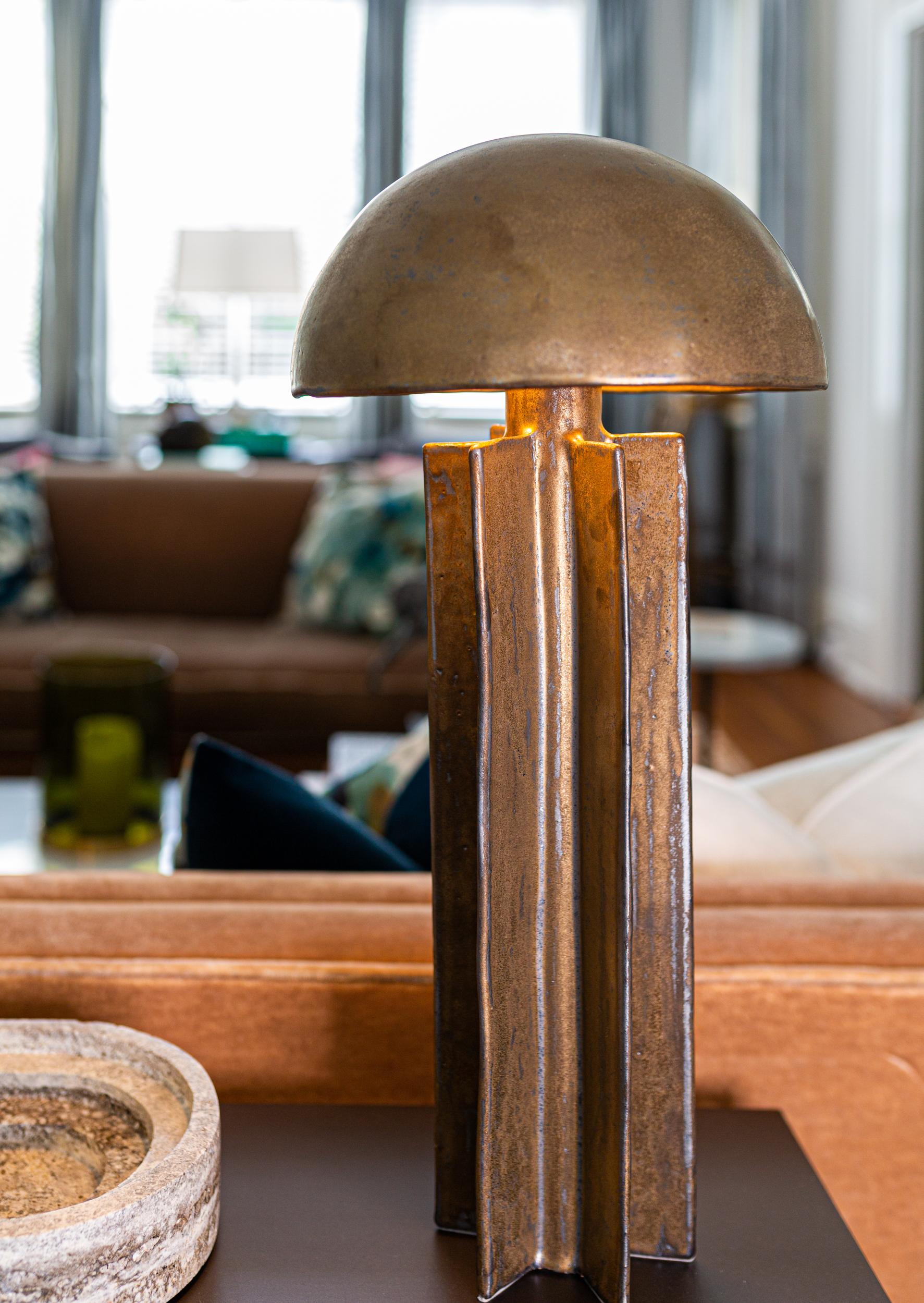 Américain Lampe de table FIN, finition or, lampe dôme en céramique fabriquée à la main par Kalin Asenov en vente