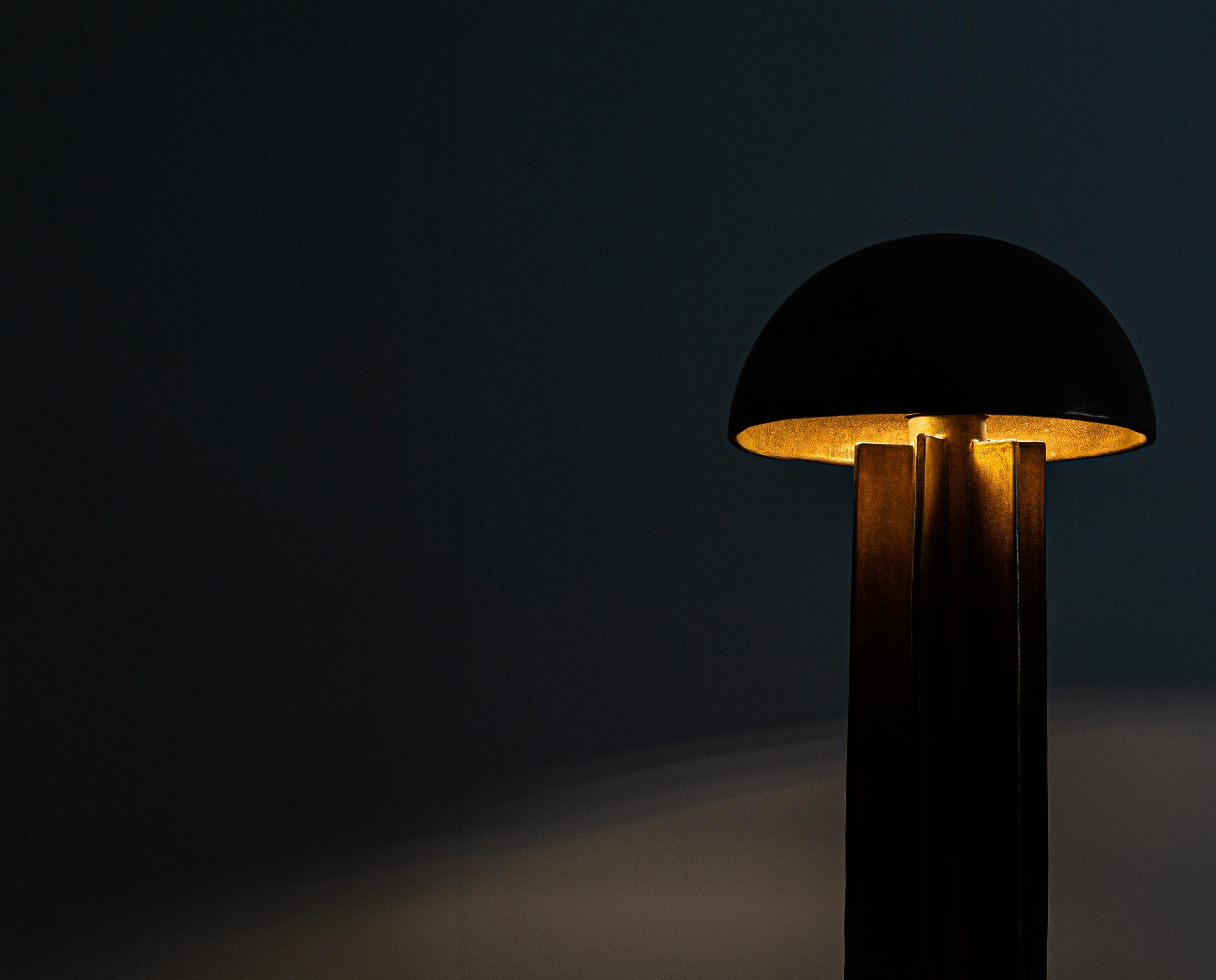Céramique Lampe de table FIN, finition or, lampe dôme en céramique fabriquée à la main par Kalin Asenov en vente