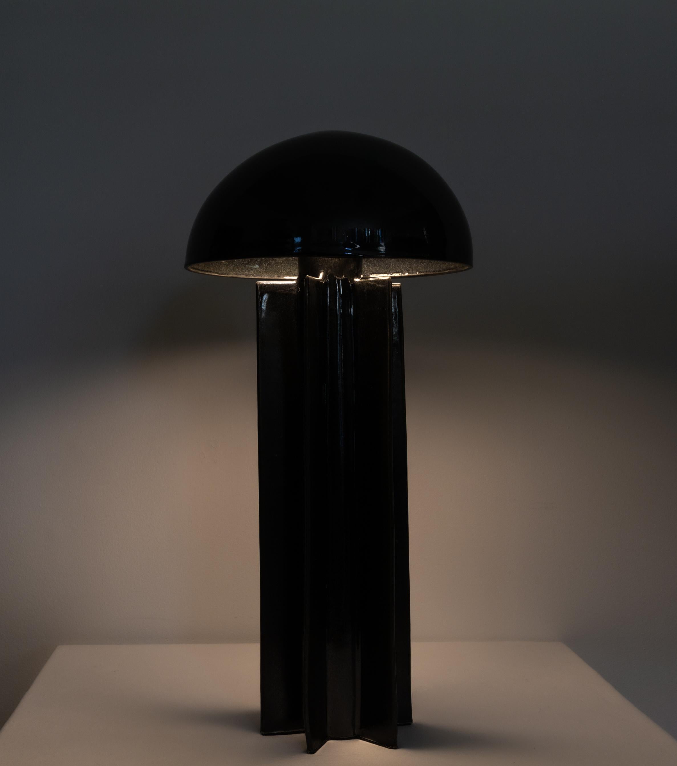 Lámpara de sobremesa FIN, Obsidian, lámpara de cúpula de cerámica construida a mano por Kalin Asenov en venta 3