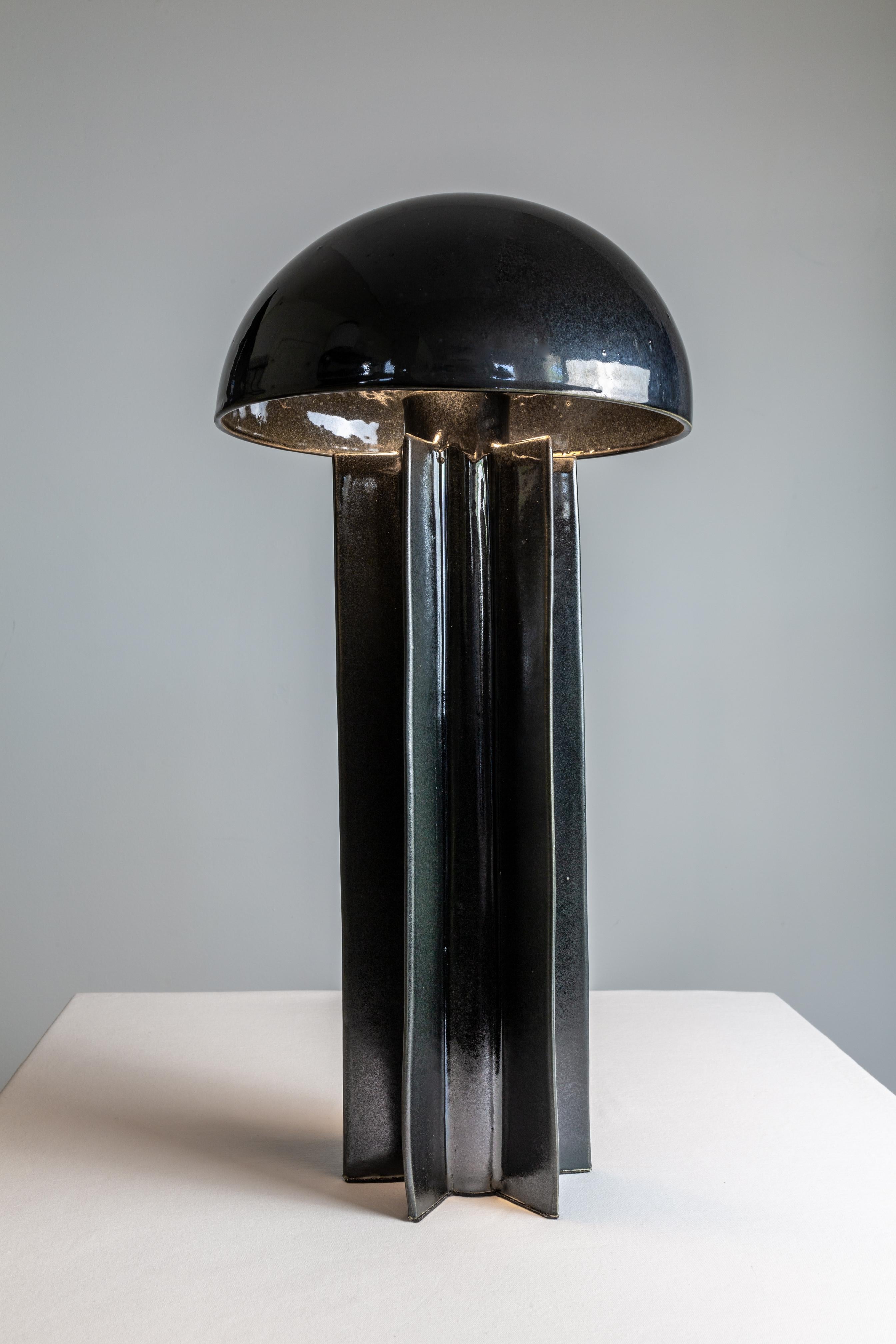 FIN en Obsidiana: audaz expresión de lujo moderno y elegancia escultural. Con reminiscencias de vidrio volcánico, el esmalte profundo y entintado desprende poder tranquilo y sofisticación. Bajo una luz cambiante, la superficie revela una extraña