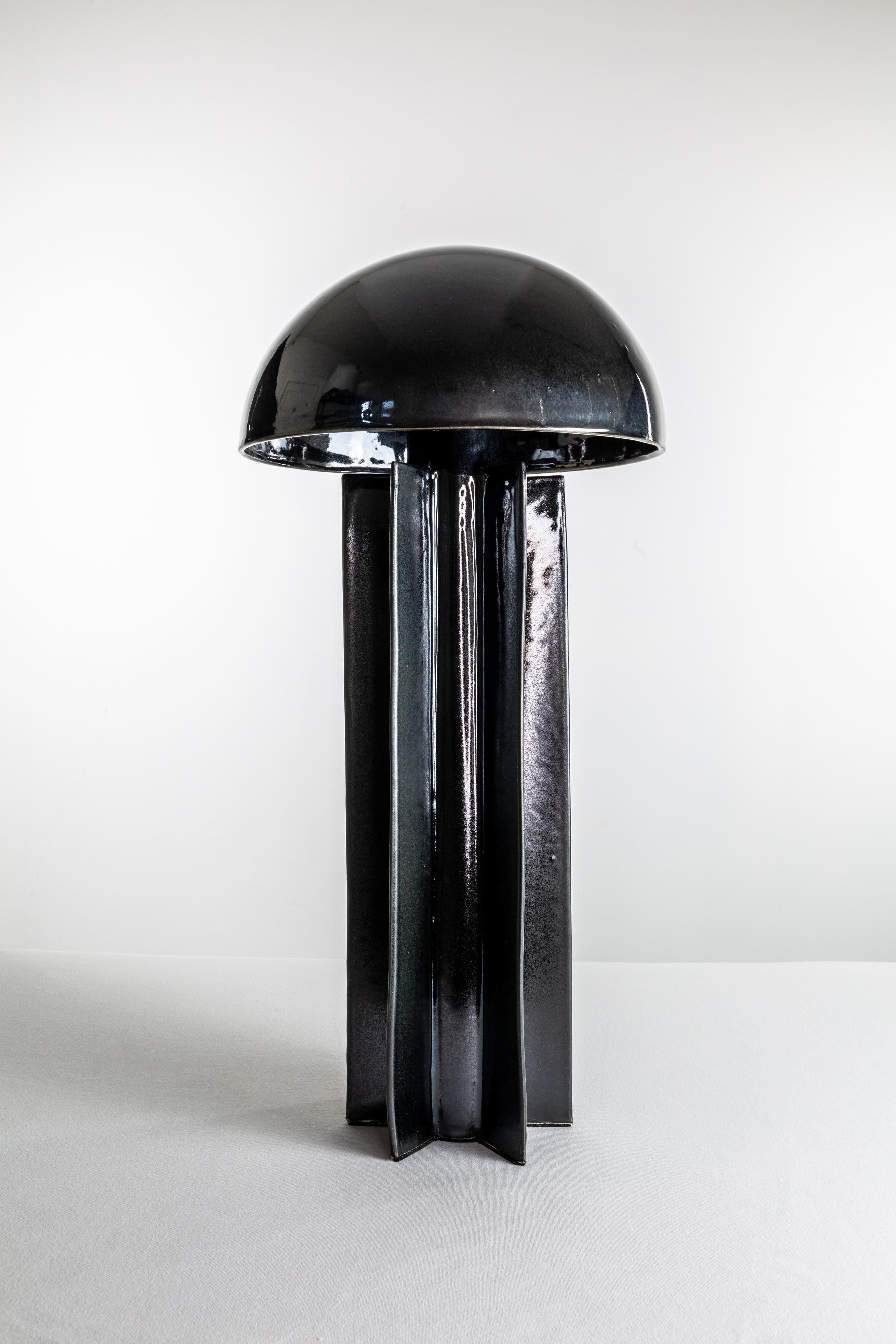 Lámpara de sobremesa FIN, Obsidian, lámpara de cúpula de cerámica construida a mano por Kalin Asenov Moderno en venta
