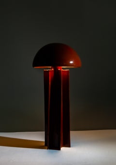 Lampada da tavolo FIN, smalto rosso sangue, lampada a cupola in ceramica costruita a mano di Kalin Asenov