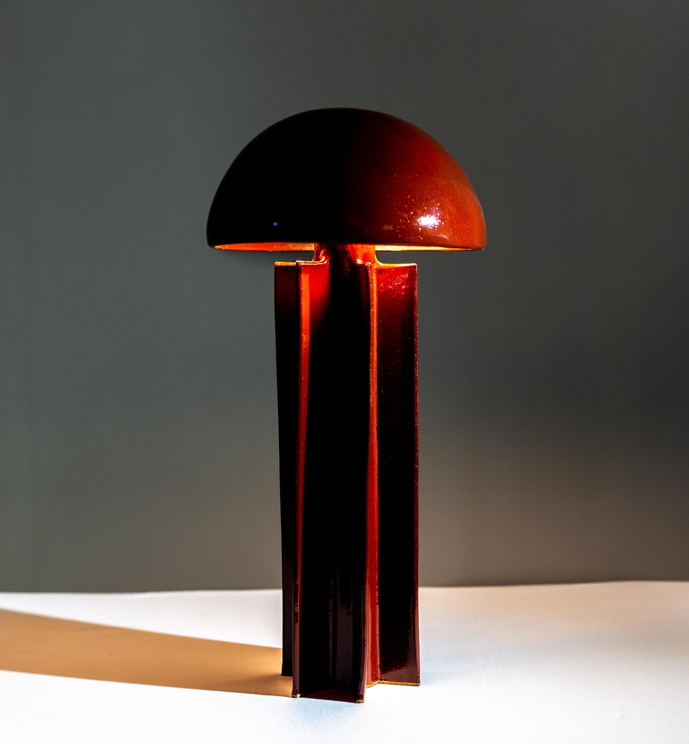 XXIe siècle et contemporain Lampe de table FIN, Oxblood Lustre, lampe dôme en céramique fabriquée à la main par Kalin Asenov en vente