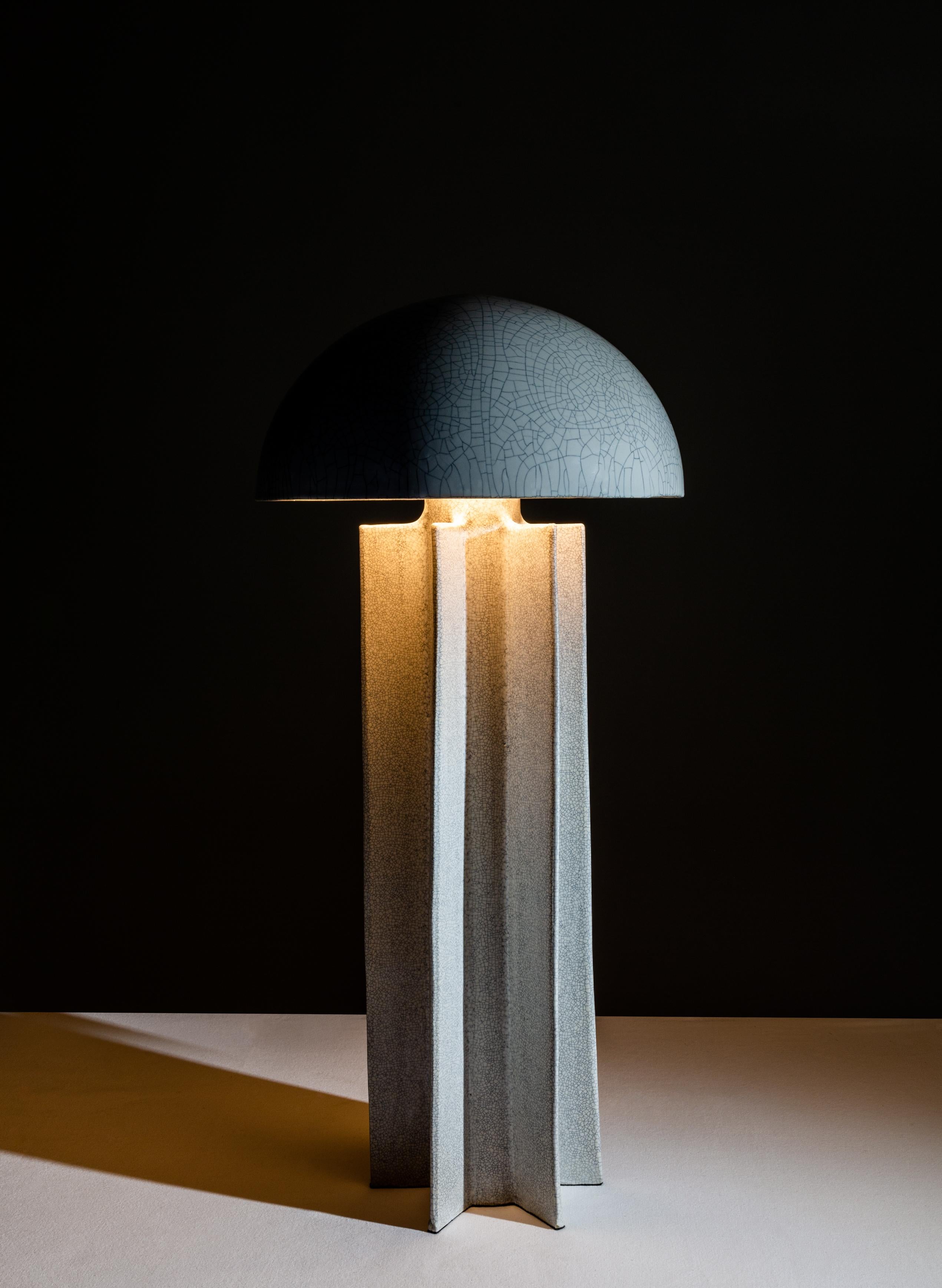 FIN _DOME
Encaje ventisquero

Este lujoso esmalte presenta una luminosa superficie blanca como la nieve, delicadamente fracturada con finas líneas negras craqueladas, que crean una red de intrincados motivos orgánicos. El brillo del esmalte capta la