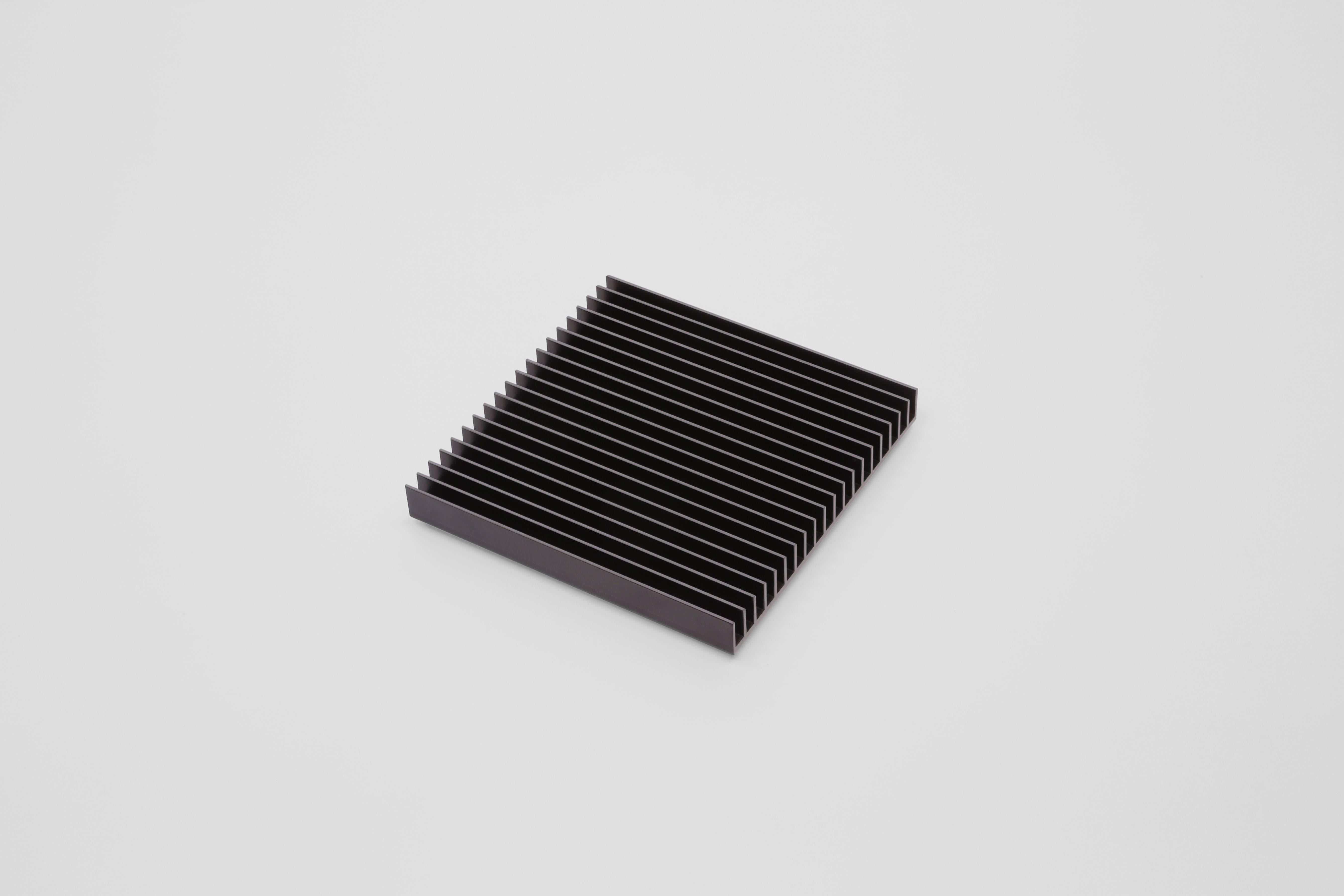 Salvamanteles / Bandeja de Souda, Negro anodizado, en Stock Moderno en venta