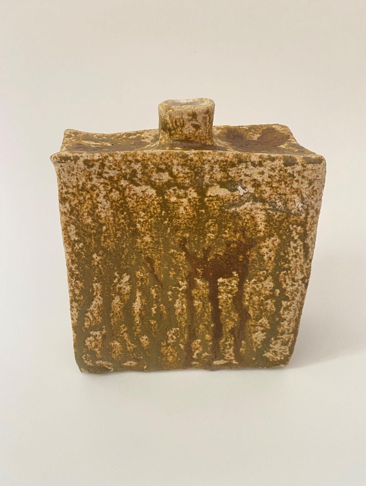 Bottiglia Finca di Oikos Estudio
Fatto a mano
Dimensioni: P 15 x L 5 x H 18 cm (le dimensioni possono variare).
Materiali: Gres ad alta cottura, pigmenti selvatici.

Ogni pezzo è unico e potrebbe presentare leggere variazioni di colore, dimensione e