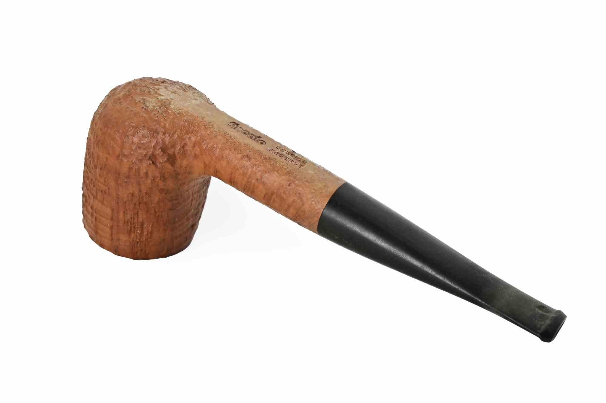 Die Pfeife hat eine gerade Billardform mit einem zylindrischen Kopf und einem sich leicht verjüngenden Stiel. Das Finish ist sandgestrahlt/gerostet, was der Oberfläche eine strukturierte, fühlbare Qualität verleiht, aber auch Bereiche mit glatter