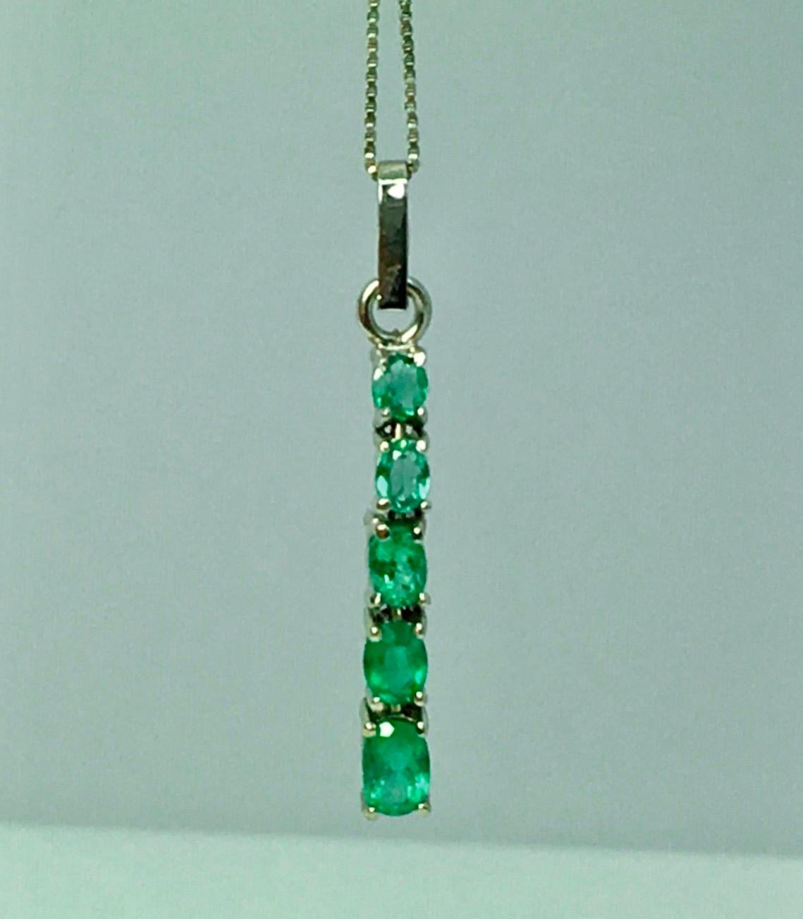 Oval Cut Fine 1.00 Carat Colombian Natural Emerald Bar Pendant 18 Karat For Sale