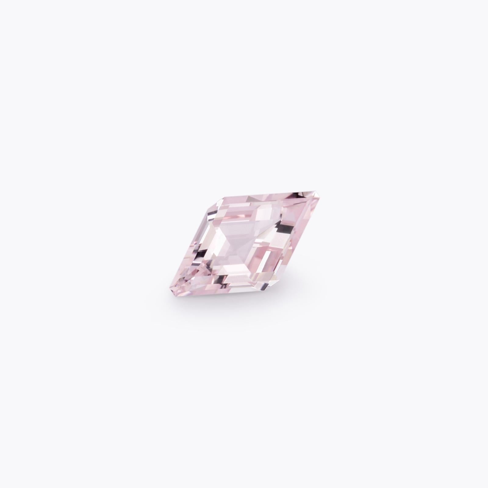 Donna Gemma sciolta di Morganite a forma di aquilone da 10,42 carati - Merkaba Jewelry in vendita