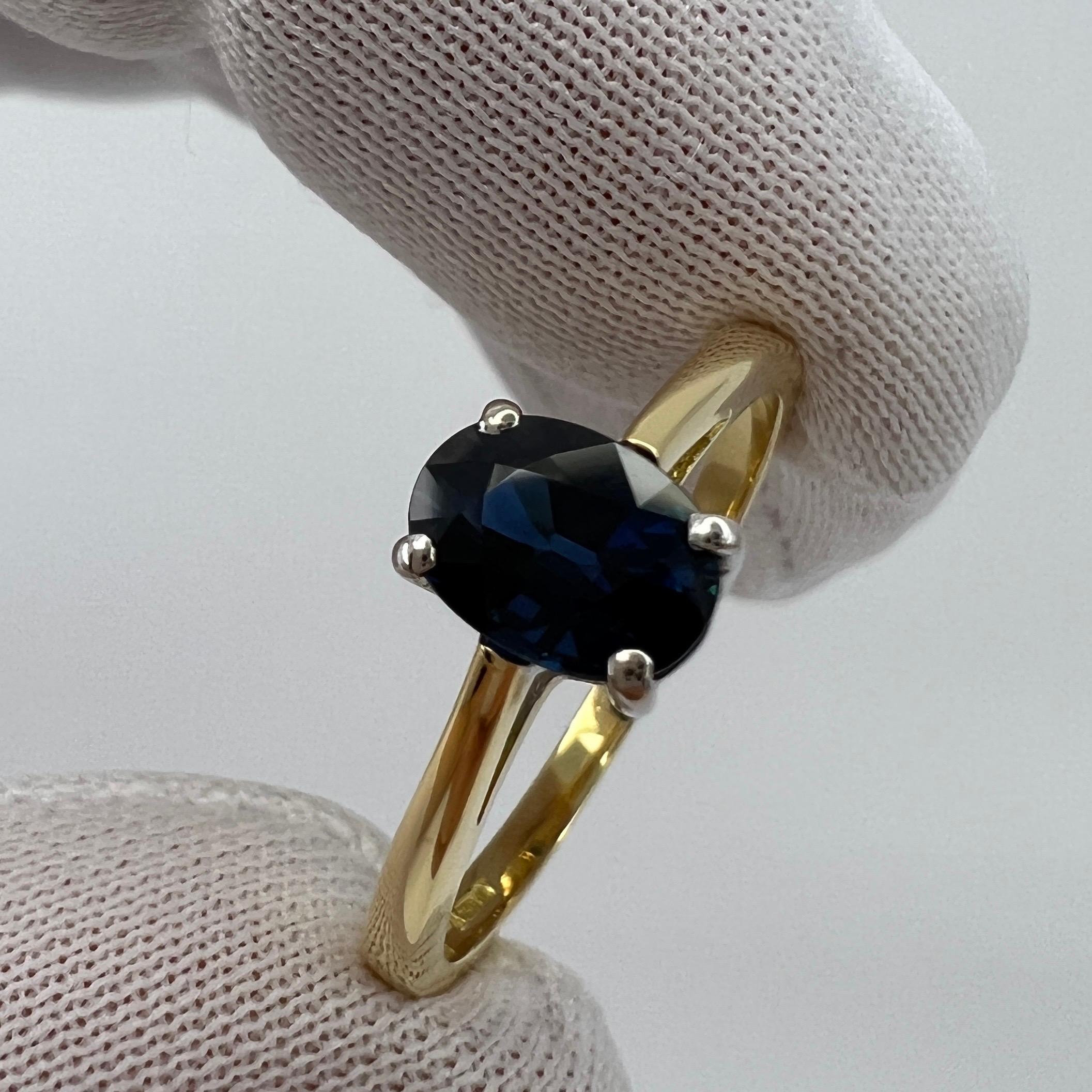 Bague solitaire en or blanc et jaune 18 carats avec saphir bleu profond ovale naturel de 1,13 carat en vente 5