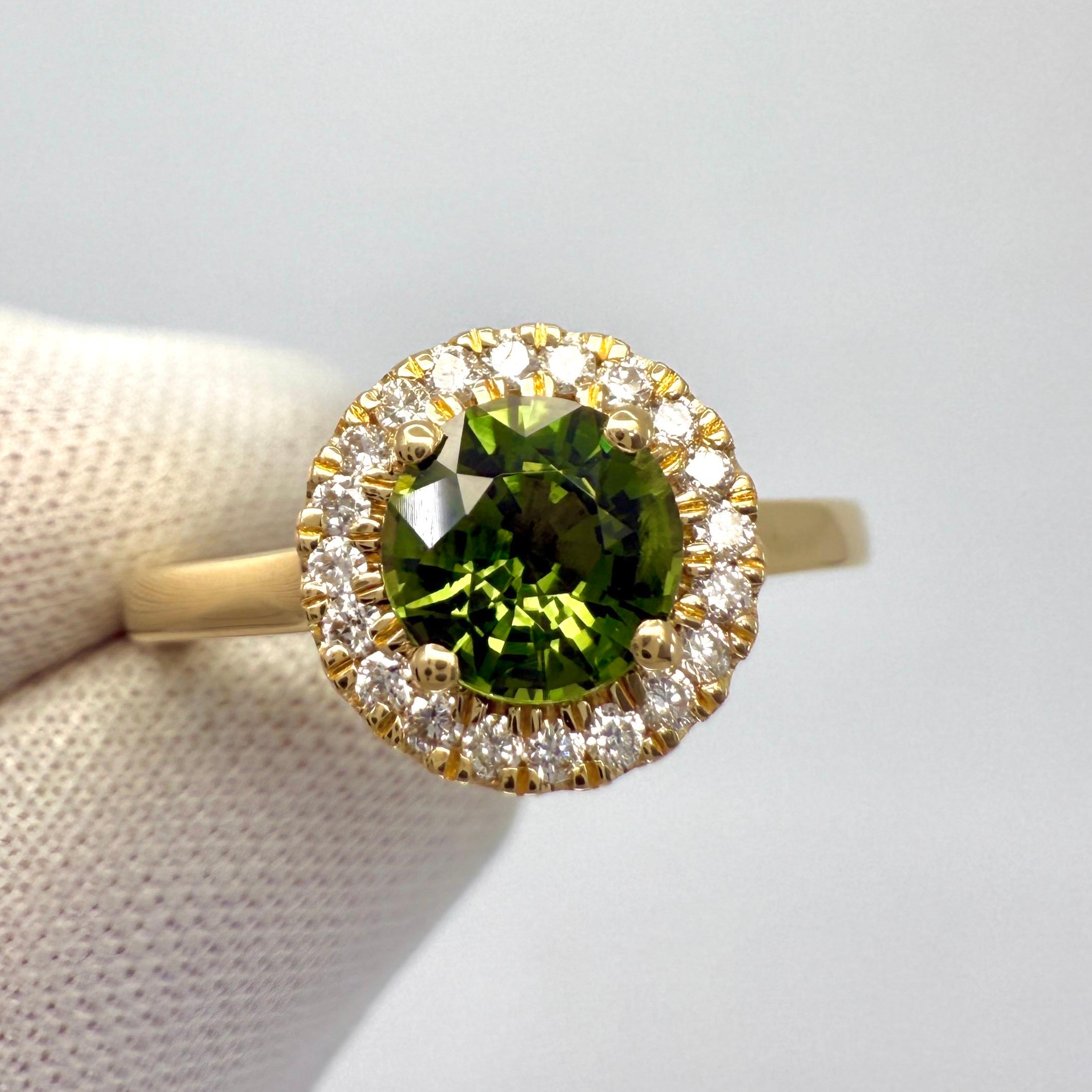 Feiner Rundschliff Lebendiger Grüner Saphir und Diamant 18k Gelbgold Halo Ring. 1,25 Karat insgesamt.

Feiner 1,10-Karat-Saphir mit einer atemberaubenden lebhaften grünen Farbe, sehr guter Klarheit und ausgezeichnetem Rundschliff. Sehr hell und