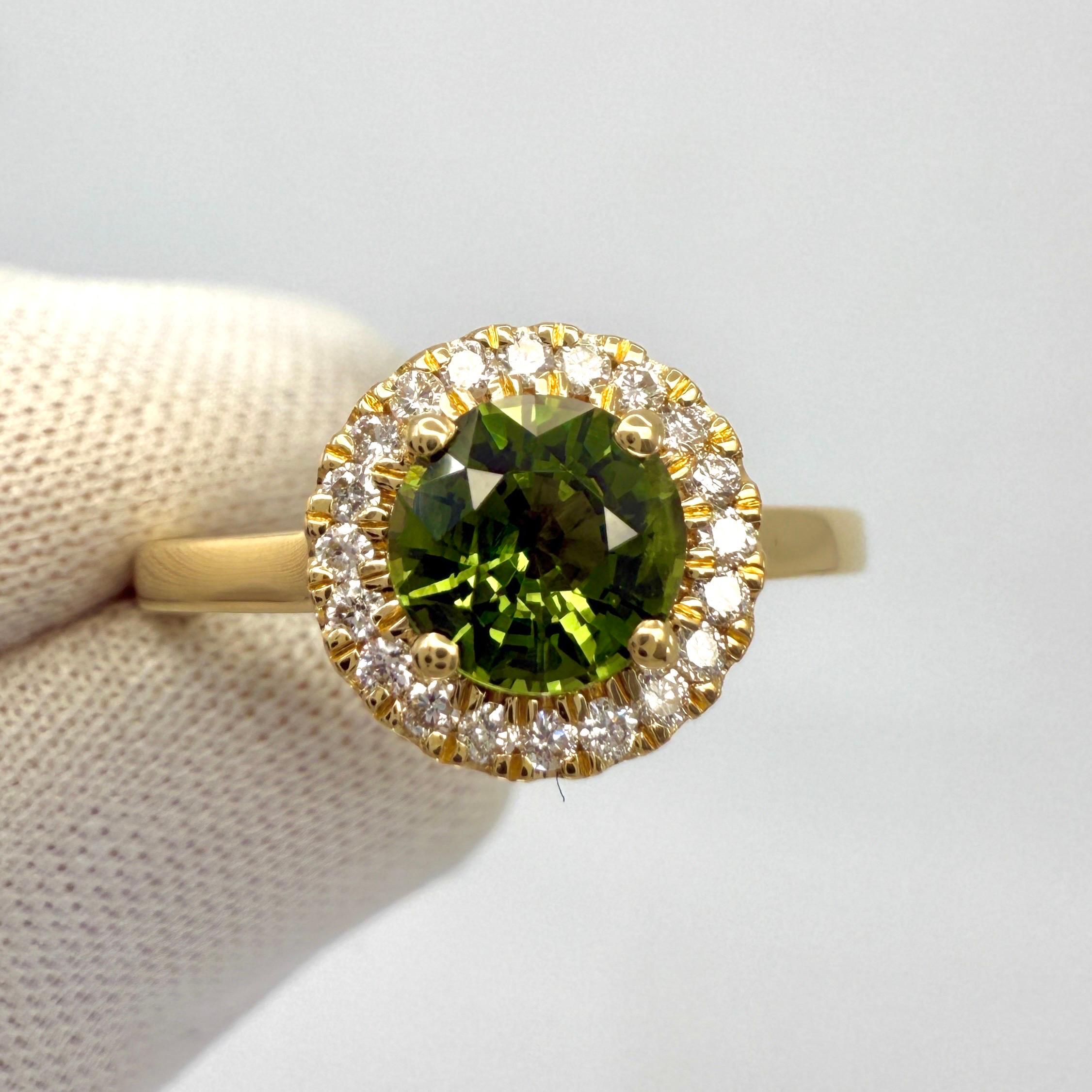 Feiner 1,25ct Rundschliff Lebendiger Grüner Saphir & Diamant 18k Gelbgold Halo Ring für Damen oder Herren im Angebot