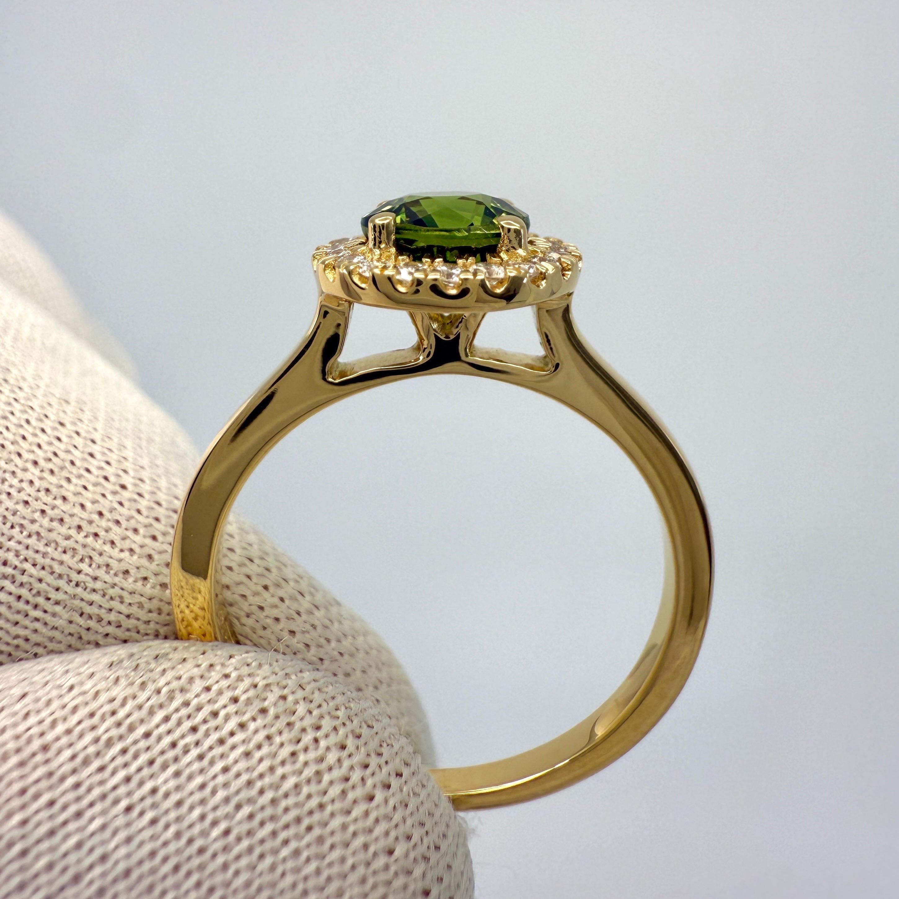 Feiner 1,25ct Rundschliff Lebendiger Grüner Saphir & Diamant 18k Gelbgold Halo Ring im Angebot 1