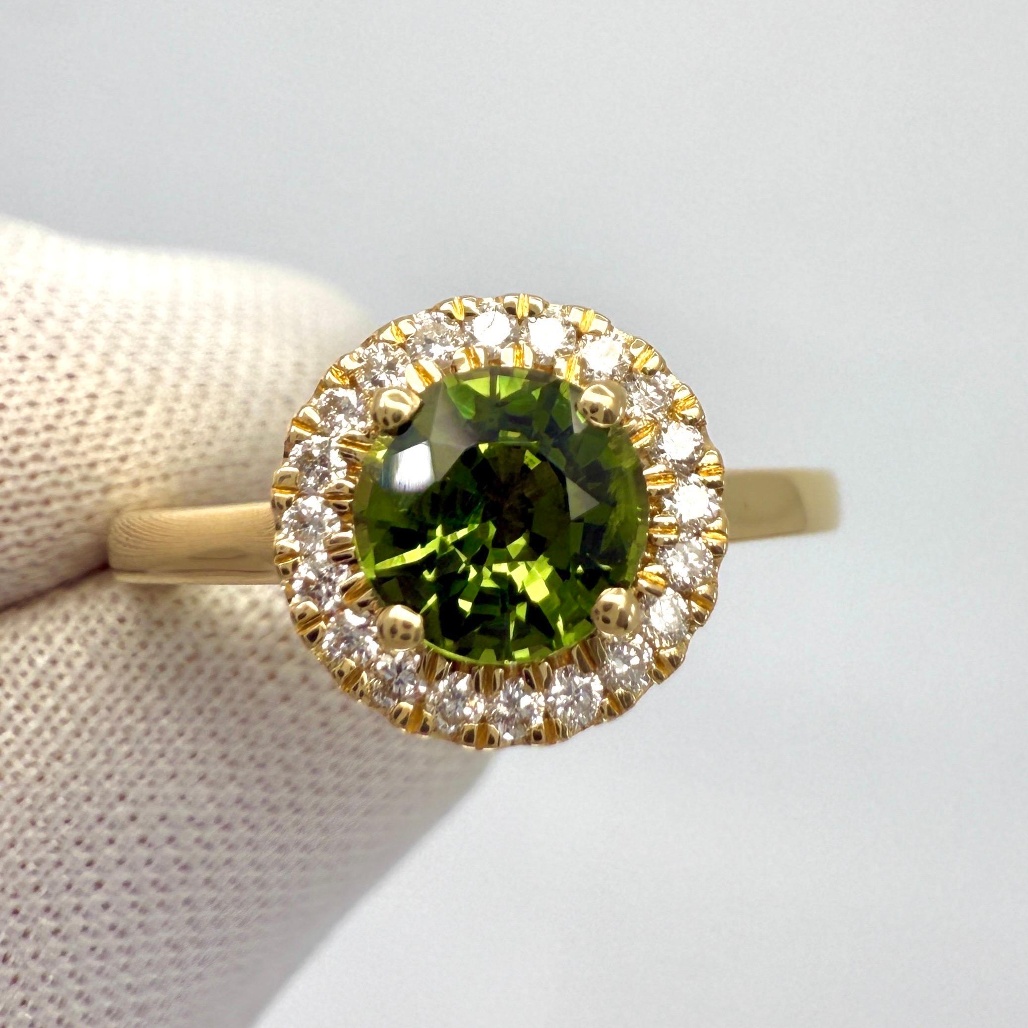 Feiner 1,25ct Rundschliff Lebendiger Grüner Saphir & Diamant 18k Gelbgold Halo Ring im Angebot 2