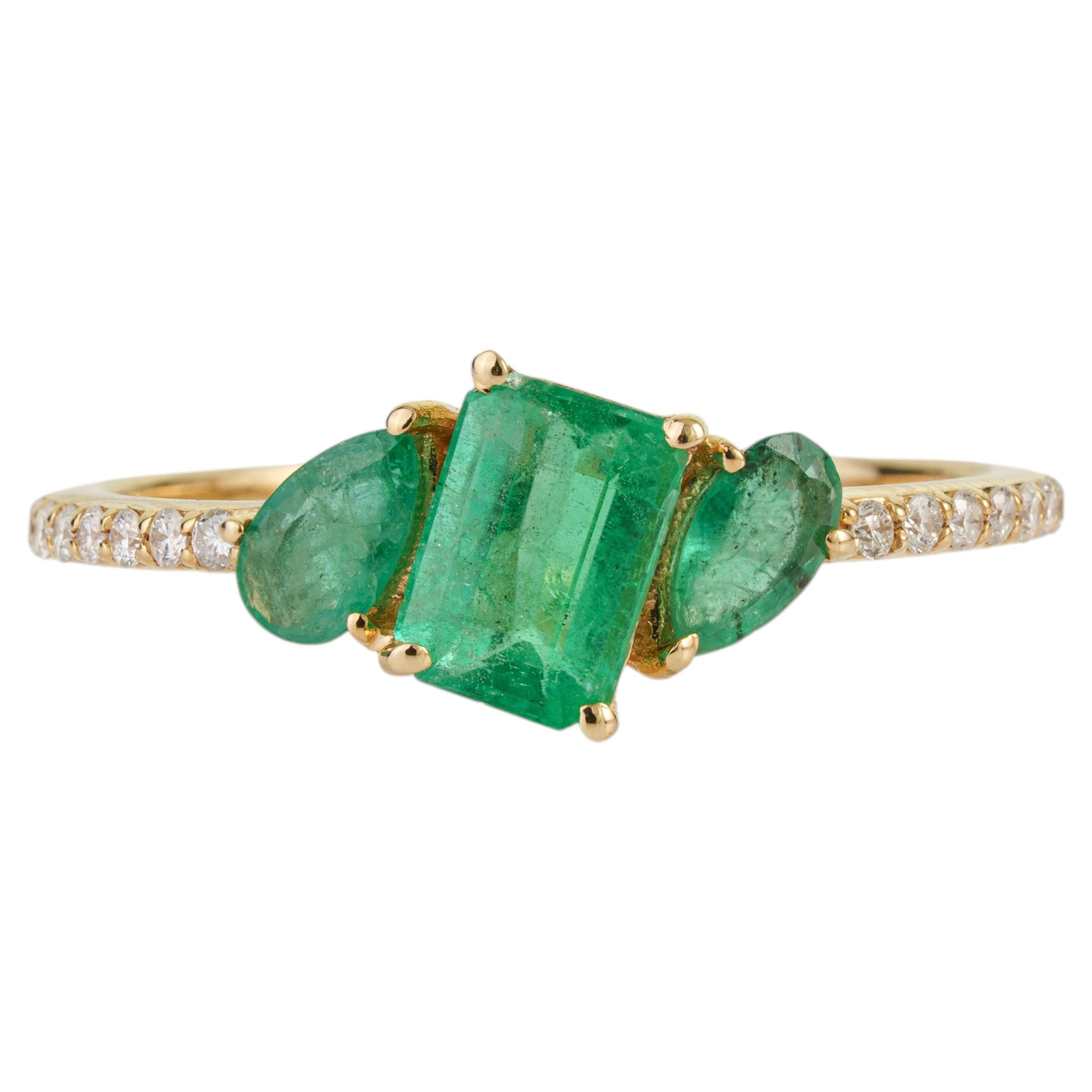 Precioso anillo de tres piedras con esmeraldas de corte mixto y diamantes, de 1,43 ct, en oro amarillo de 14K