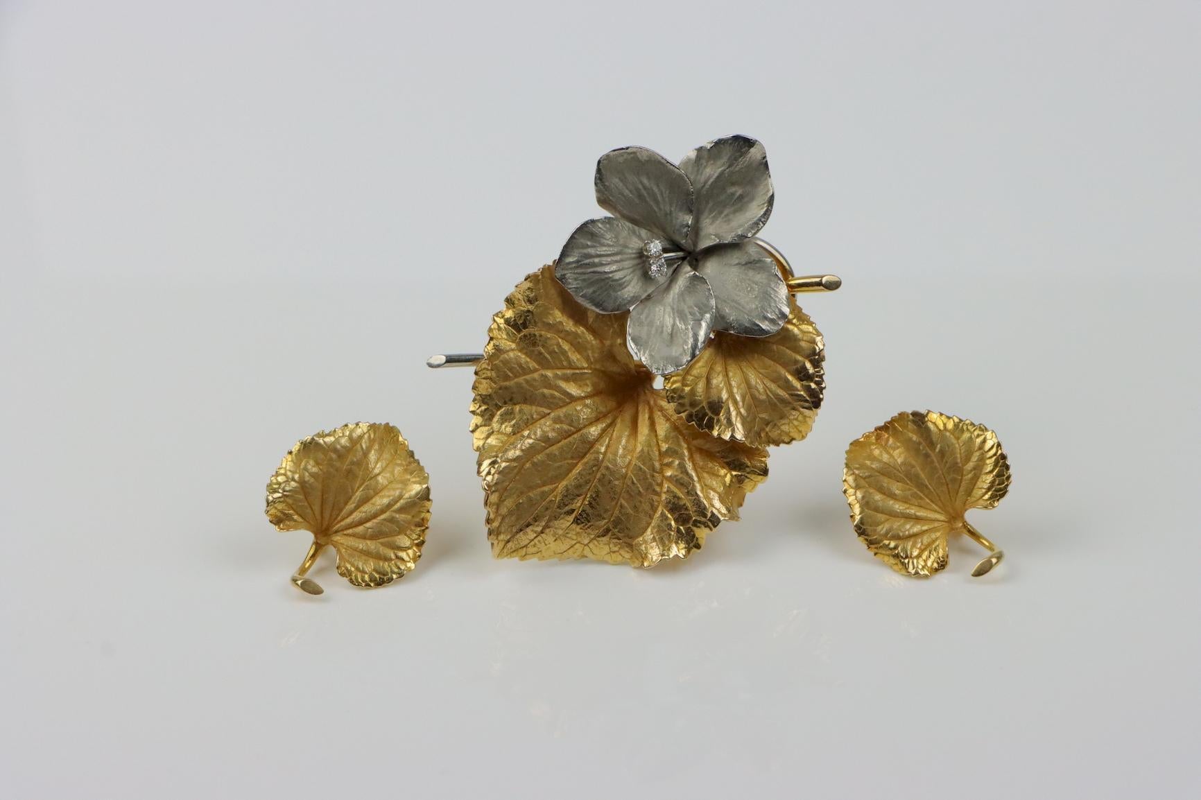 Feine 14K Gold Brosche Pin Ohrring Set 
Das Set aus 14-karätigem Gold zeichnet sich durch eine exzellente, hochwertige Verarbeitung und Details aus, die naturgetreuen Blättern und Blütenblättern ähneln. 

Ungefähre Abmessungen:
Brosche Pin: 6,8 cm