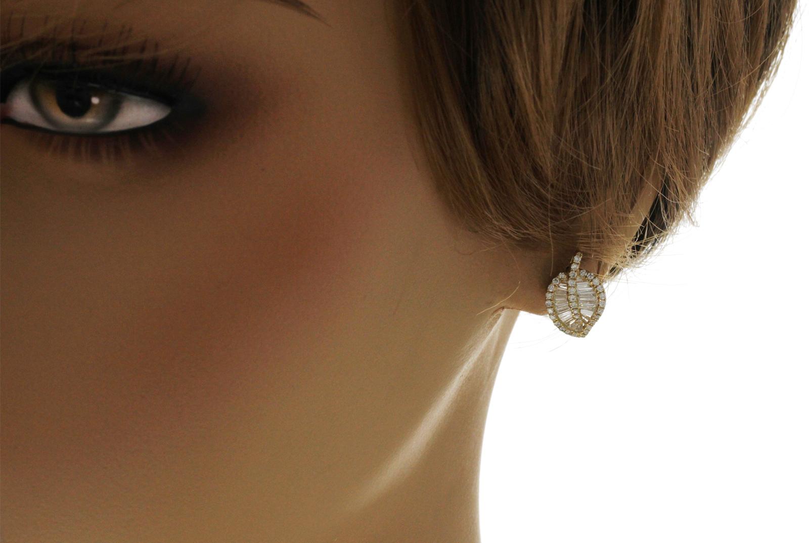 Taille ronde Boucles d'oreilles en forme de feuille en or jaune 14 carats avec diamants naturels de 0,92 carat en vente